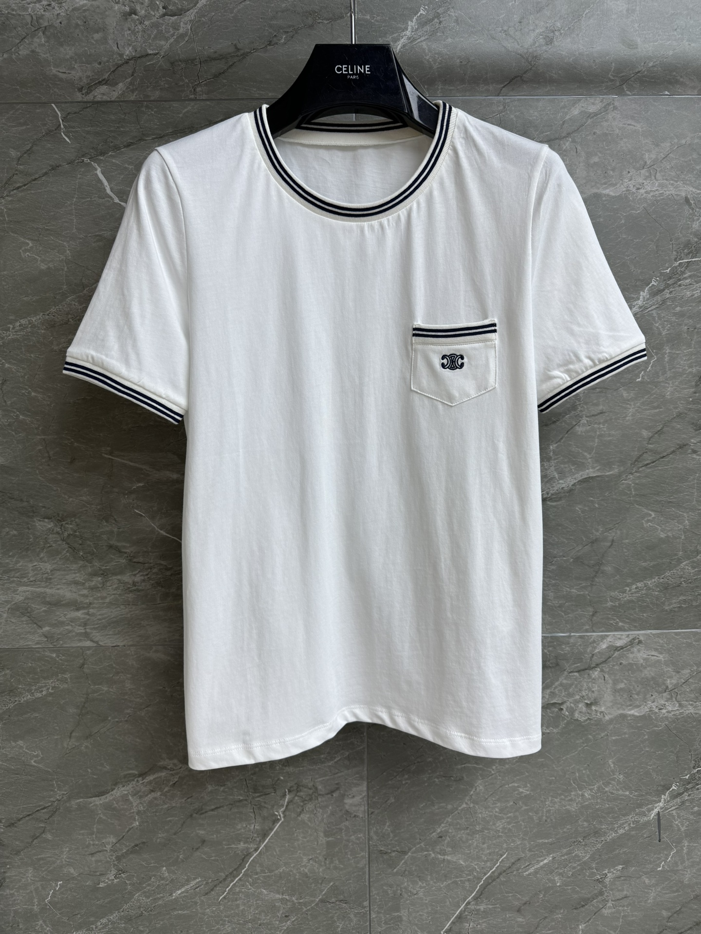 NO:435064,New summer models are shipped!  CL pocket embroidered T-shirt 2025 spring and summer series round neck ribbed neckline Arc de Triomphe logo embroidery pocket blue and white stripes contrasting color simple and fashionable age-reducing plain cotton fabric comfortable and skin-friendly loose fit upper body casual and versatile trademark full size SML, tees, t-shirt, alexander wang19860909夏季新款出货啦！ CL口袋刺绣T恤 2025春夏系列 圆领罗纹领口 凯旋门logo刺绣点缀口袋 蓝白条纹撞色 简约时髦减龄 平纹棉面料 舒适亲肤 宽松版型 上身休闲百搭 商标齐全 尺码SML,,tees，t-shirt,alexander wang,Women's clothing