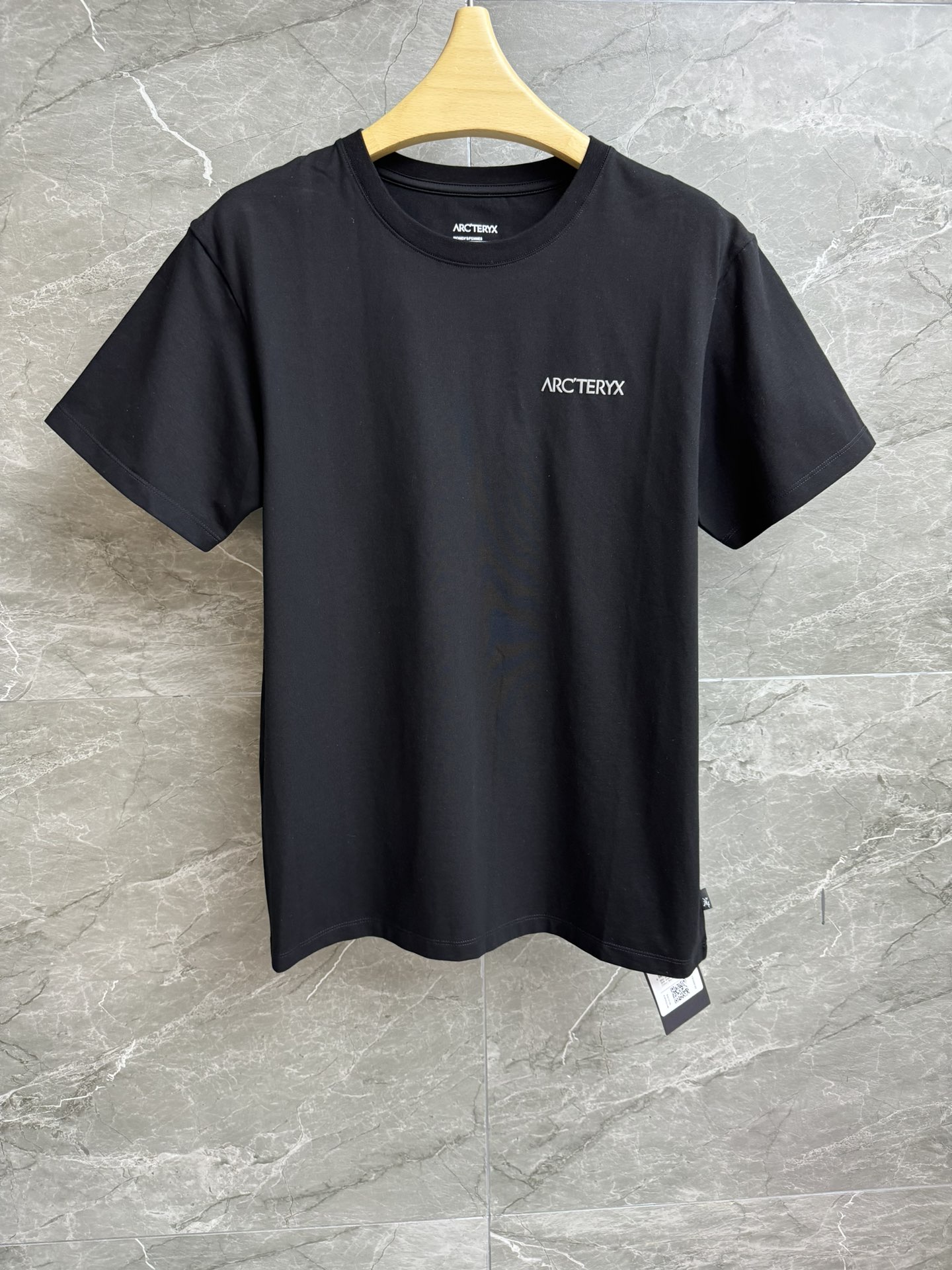 NO:435859,New summer style is available. Archaeopteryx relief printed T-shirt AreMulti Bird series. Round neckline design. Three-color bird relief foam printed pattern on the back. Simple and high-end. Quick-drying cotton fabric. Comfortable and textured. Loose style. Not to be picked. Men and women. Full trademark. Size Xs-XxL,arc'teryx,tees, t-shirt,alexander wang.19860909夏季新款上新啦 始祖鸟浮雕印花T恤 AreMulti Bird 系列 圆领领口设计 后背三色鸟浮雕发泡印花图案 简约又高级 速干棉面料 舒适有质感 宽松版型 不挑人穿 男女同款 商标齐全 尺码Xs-XxL,arc'teryx,tees，t-shirt,alexander wang,Women's clothing