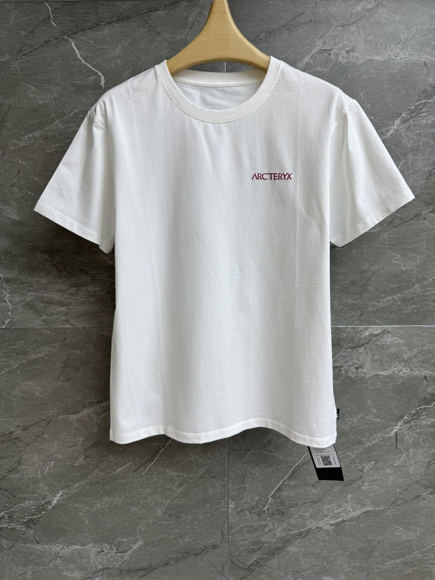 NO:435865,New summer style is available. Archaeopteryx relief printed T-shirt AreMulti Bird series. Round neckline design. Three-color bird relief foam printed pattern on the back. Simple and high-end. Quick-drying cotton fabric. Comfortable and textured. Loose style is not suitable for people. The same style as men and women. Full trademark. Size Xs-XxL,arc'teryx,tees, t-shirt,alexander wang.19860909夏季新款上新啦 始祖鸟浮雕印花T恤 AreMulti Bird 系列 圆领领口设计 后背三色鸟浮雕发泡印花图案 简约又高级 速干棉面料 舒适有质感 宽松版型不挑人穿 男女同款 商标齐全 尺码Xs-XxL,arc'teryx,tees，t-shirt,alexander wang,Women's clothing