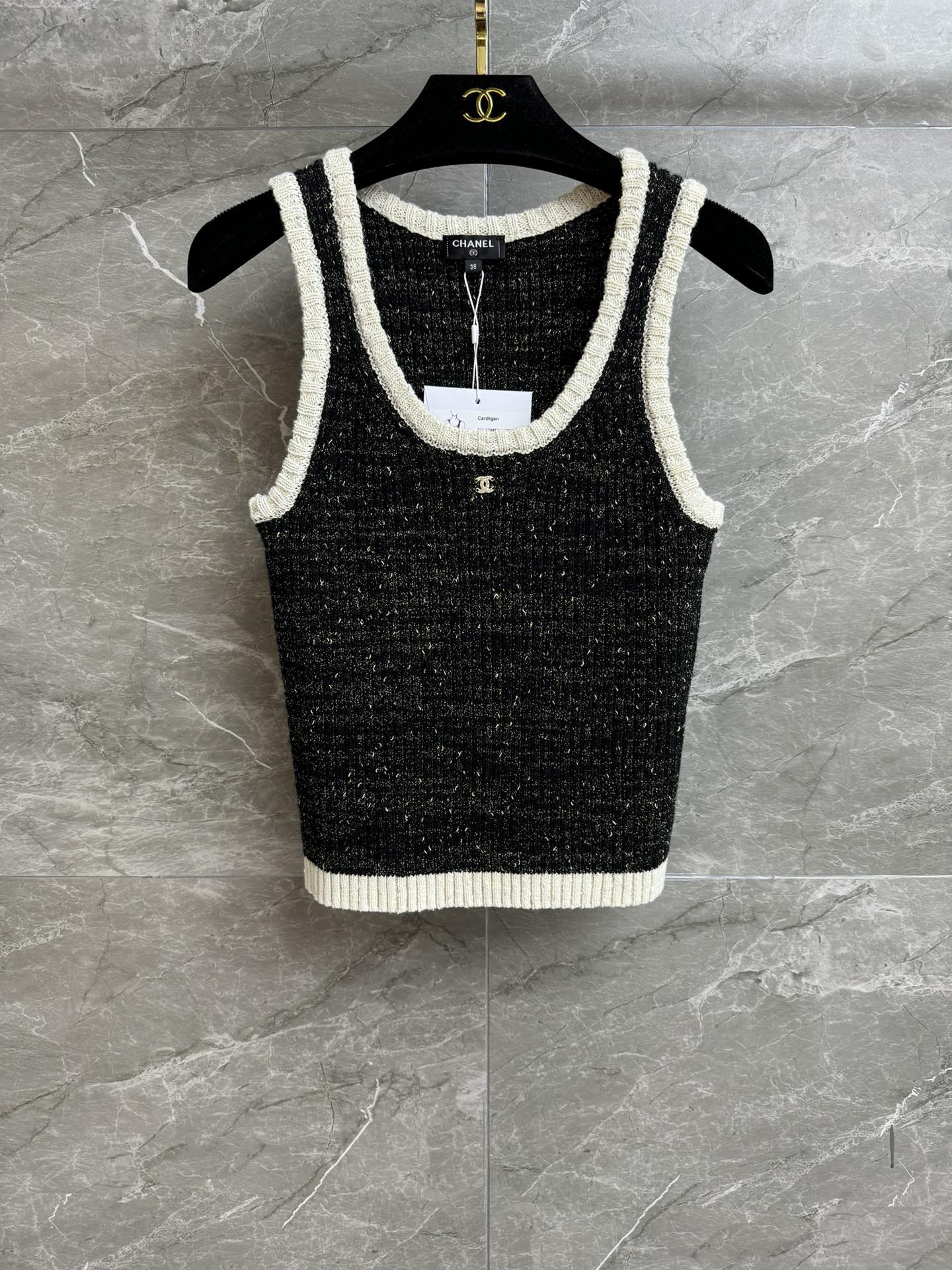 NO:436960,New summer models are available. Xiangjia contrasting bright silk vest 2025 Handicraftshop series. Black and white contrasting edge design. Double C logo embellished collar. Gold threaded silk knitted. dazzling. Fashionable and fashionable. Custom knitted fabric. Slim fit. Upper body looks slim and temperament. Full trademark size sml, chanel, alexander wang.19860909夏季新款上新啦 香家撞色亮丝背心 2025手工坊系列 黑白撞色包边设计 双C徽标点缀领口 金线亮丝编织 耀眼夺目 时髦洋气 定制针织面料 修身版型 上身显瘦又气质 商标齐全 尺码sml,,chanel,alexander wang,Women's clothing