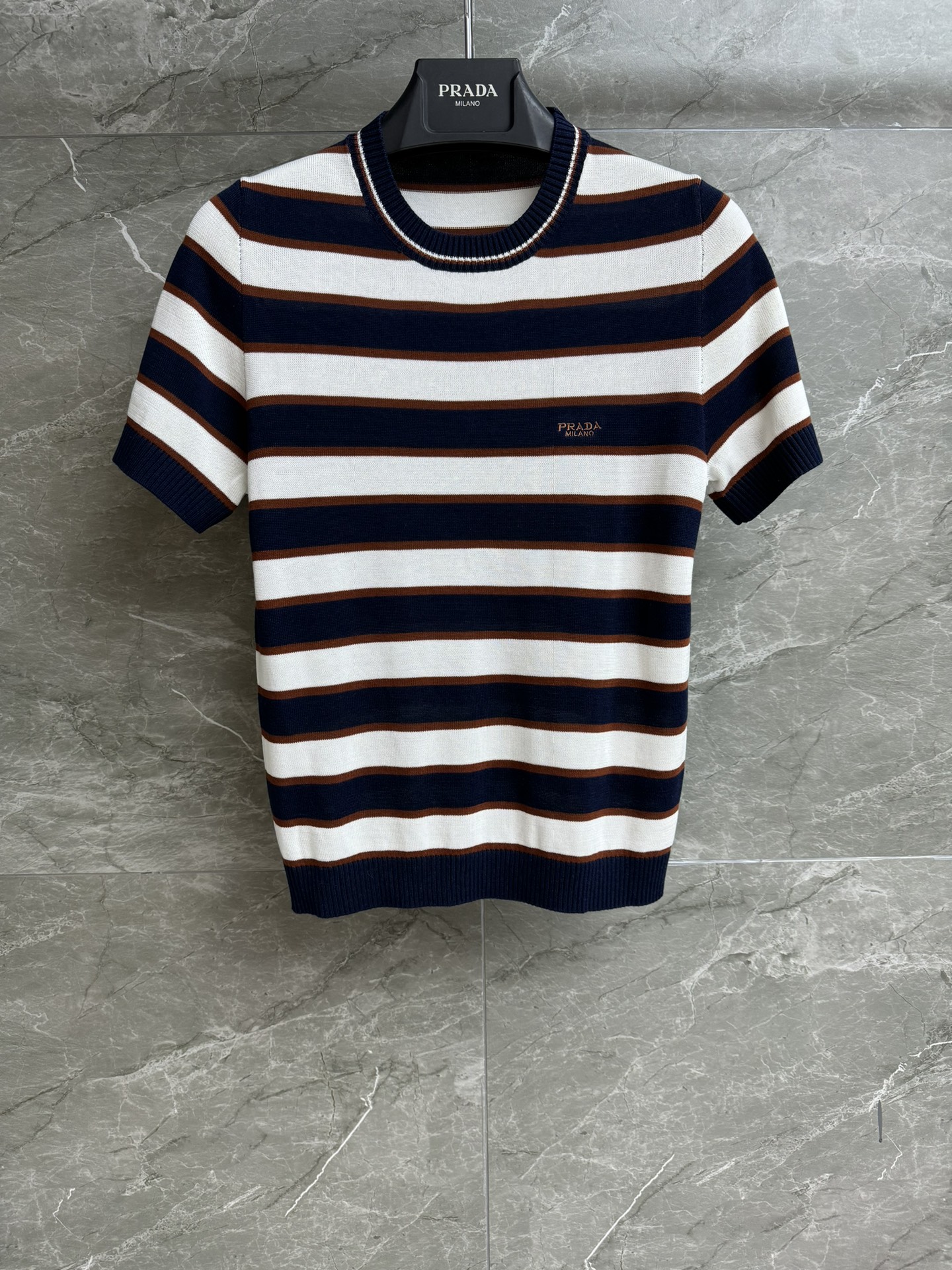 NO:433191,The higher version is shipped!  P home striped knitted short sleeves 2025 spring and summer series round neck ribbed neckline letter logo embroidery embellishment blue and white stripes contrasting color age-reducing fashionable and atmospheric Cotton knitted fabric cool comfortable and skin-friendly slim fit style upper body looks slim and versatile. Full trademark size SML, T-shirt, alexander wang19860909高版本出货啦！ P家条纹针织短袖 2025春夏系列 圆领罗纹领口 字母logo刺绣点缀 蓝白条纹撞色 减龄时髦大气 棉质针织面料 冰凉舒适亲肤 修身版型 上身显瘦又百搭 商标齐全 尺码SML,,T-shirt,alexander wang,Women's clothing