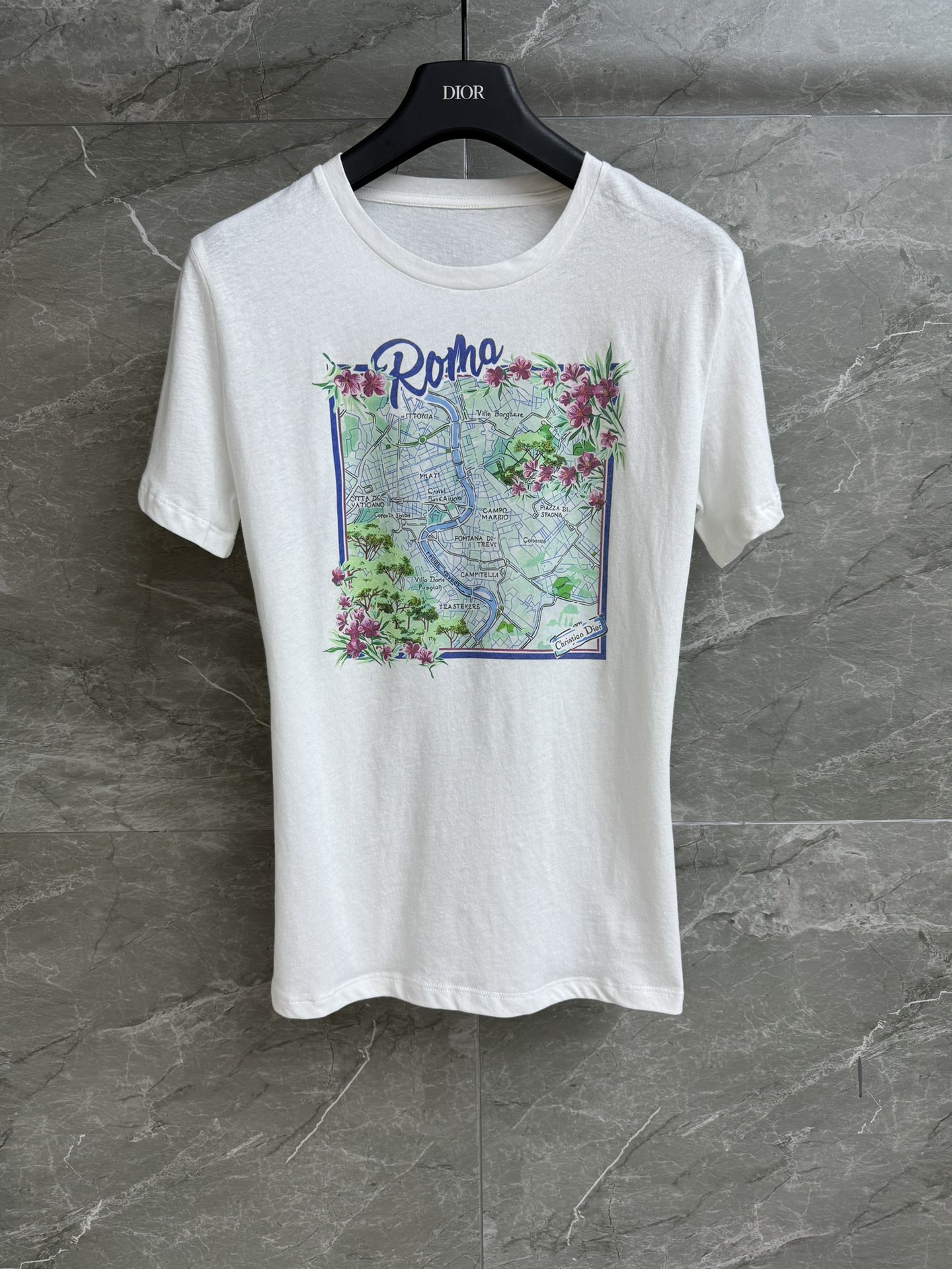 NO:434639,New summer models are shipped D-home city map T-shirt 2025 summer series round neck collar design Fantasy city map print pattern fashionable age-reducing custom cotton and linen fabric lightweight, comfortable and breathable Normal style Slim and versatile upper body full trademark size SML, dior,tees, t-shirt,alexander wang19860909夏季新款出货啦 D家城市地图T恤 2025夏季系列 圆领领口设计 梦幻城市地图印花图案 时髦减龄 定制棉麻面料 轻薄舒适透气 正常版型 上身显瘦又百搭 商标齐全 尺码SML,,dior,tees，t-shirt,alexander wang,Women's clothing
