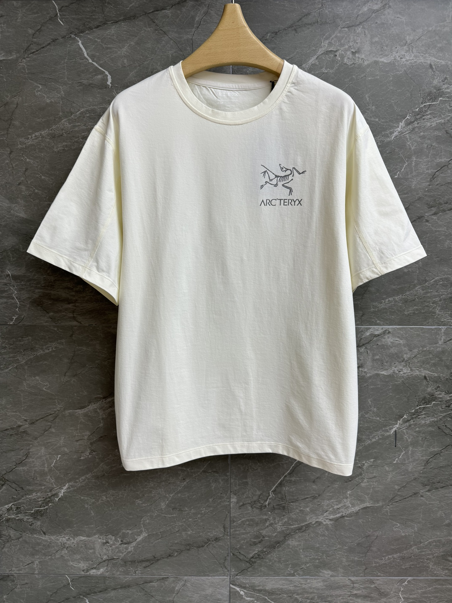 NO:435871,New summer style is available. Archaeopteryx Kaleidoscope T-shirt System_A series. Round neckline design. Back ring rotating 3M luminous printing pattern. Minimalistic recognition. Quick-drying sports fabric. Light and comfortable. Loose style. Not to be picked. Men and women. Full trademark. Size Xs-XxL, arc'teryx,tees, t-shirt,alexander wang.19860909夏季新款上新啦 始祖鸟万花筒T恤 System_A系列 圆领领口设计 后背环形旋转3M放光印花图案 极简辨识度 速干的运动面料 轻薄舒适 宽松版型 不挑人穿 男女同款 商标齐全 尺码Xs-XxL,arc'teryx,tees，t-shirt,alexander wang,Women's clothing