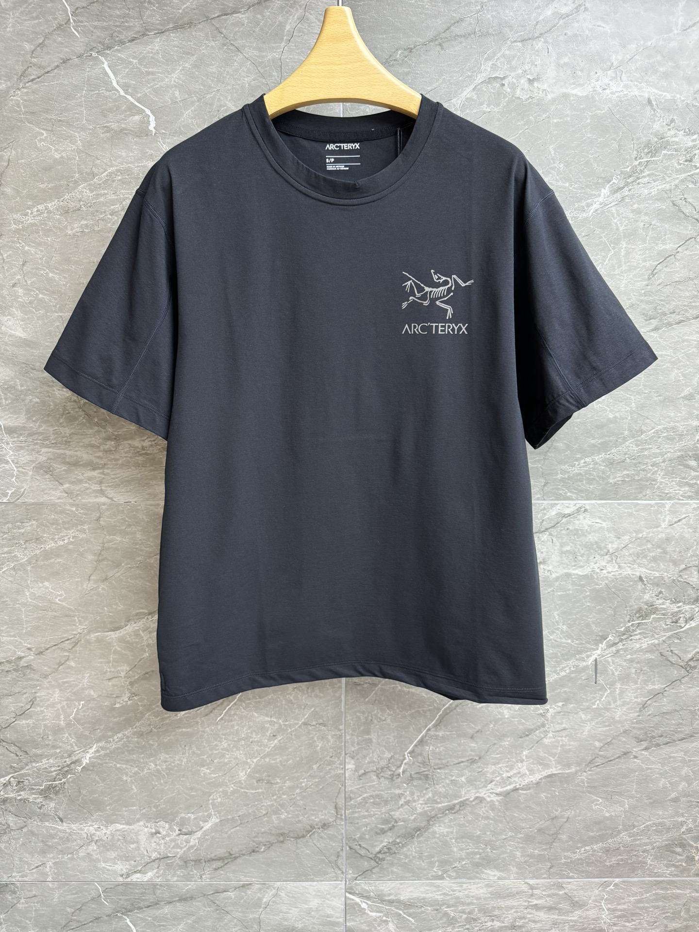 NO:435848,New summer style is available. Archaeopteryx Kaleidoscope T-shirt System_A series. Round neckline design. Back ring rotating 3M luminous printing pattern. Minimalistic recognition. Quick-drying sports fabric. Light and comfortable. Loose style. Not to be picked. Men and women. Full trademark. Size Xs-XxL, arc'teryx,tees, t-shirt,alexander wang.19860909夏季新款上新啦 始祖鸟万花筒T恤 System_A系列 圆领领口设计 后背环形旋转3M放光印花图案 极简辨识度 速干的运动面料 轻薄舒适 宽松版型 不挑人穿 男女同款 商标齐全 尺码Xs-XxL,arc'teryx,tees，t-shirt,alexander wang,Women's clothing