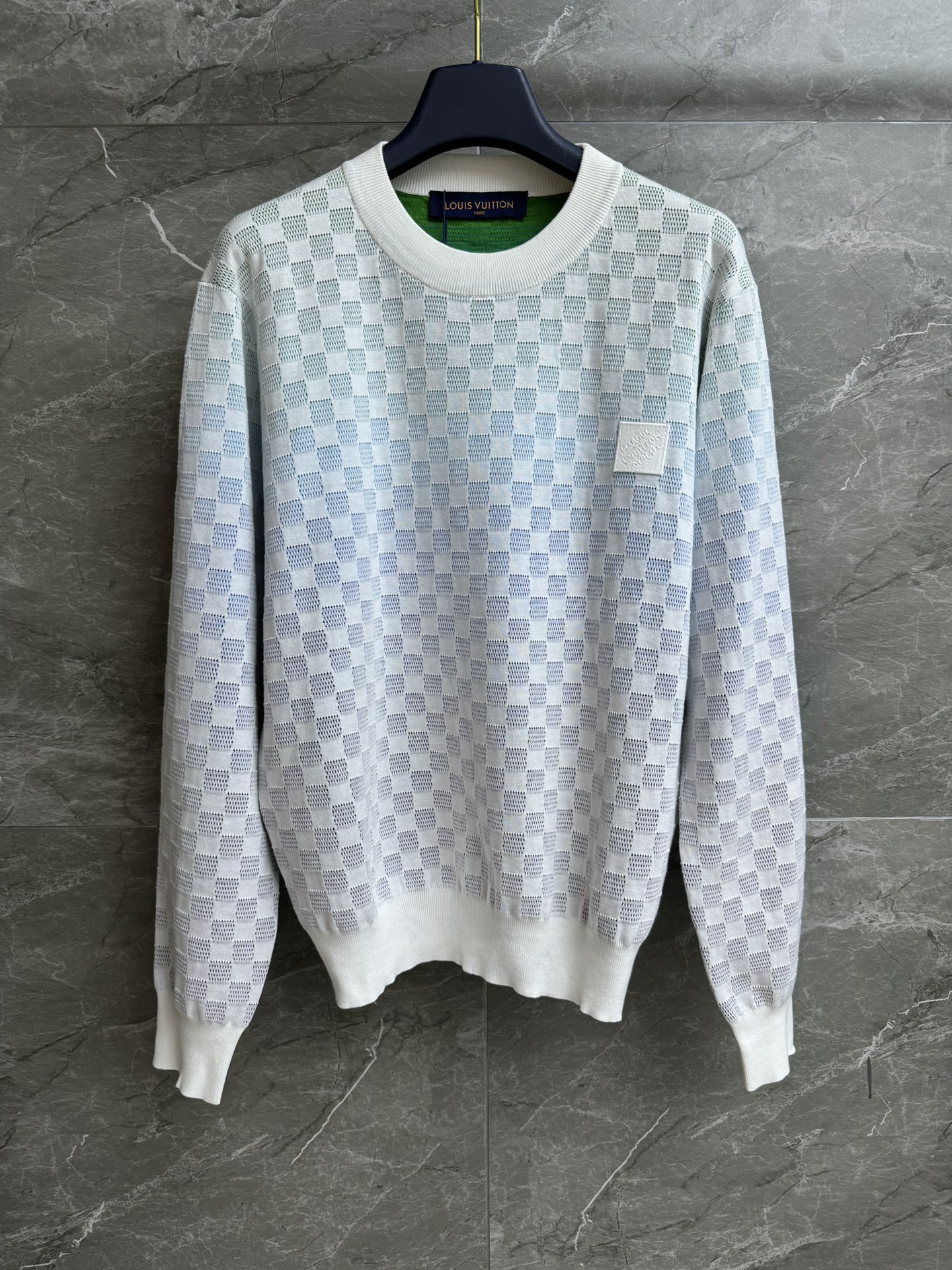 NO:441077,New early autumn style is available. L's Gradient Checkerboard Sweater 2025 Early autumn series. Round neck ribbed neckline. Gradient checkerboard grid jacquard pattern. Logo badge embroidery embellishment. Fashionable and high-end. Cotton knitted fabric. Soft and comfortable. Loose style. Slim and temperament. Men and women. Full trademark. Size SMLxL,,louis vuitton,sweaters,alexander wang.19860909早秋新款上新啦 L家渐变棋盘格毛衣 2025早秋系列 圆领罗纹领口 渐变棋盘格网格提花图案 logo徽章刺绣点缀 时髦高级 棉质针织面料 柔软舒适 宽松版型 上身显瘦又气质 男女同款 商标齐全 尺码SMLxL,,louis vuitton,sweaters,alexander wang,Women's clothing