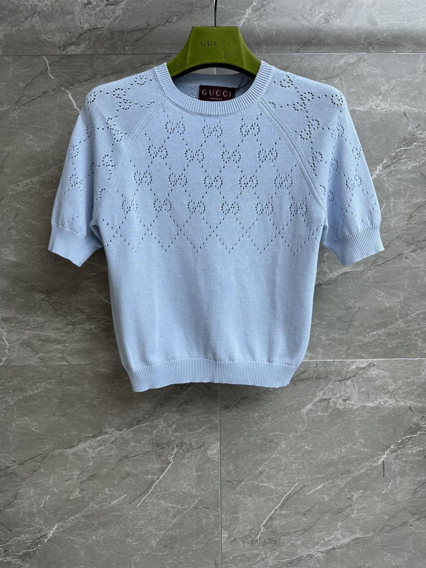 NO:435455,High-end version is shipped. G home hollow knitted short sleeves. 2025 spring and summer series. Round neck ribbed neckline. Diamond GG hollow pattern. Fashionable and fashionable. Cotton knitted fabric. Skin-friendly and breathable. Normal style. Slim and temperament on the upper body. Full trademark. Size SML,,gucci, T-shirt,alexander wang.19860909高版本出货啦 G家镂空针织短袖 2025春夏系列 圆领罗纹领口 菱格GG镂空图案 时髦洋气高级 棉质针织面料 亲肤透气 正常版型 上身显瘦又气质 商标齐全 尺码SML,,gucci,T-shirt,alexander wang,Women's clothing