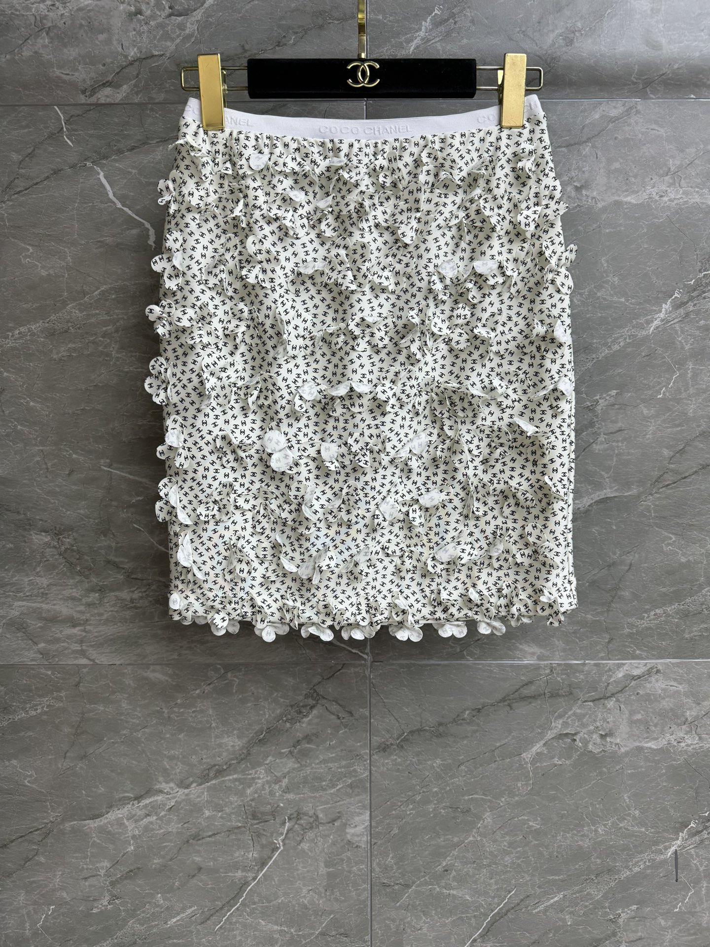 NO:435448,New summer style is available. Xiangjia three-dimensional flower skirt. 2025 beach series. Elastic elastic waist. Full logo double C printed pattern. Three-dimensional flower embroidery embroidery. Exquisite and fashionable. Customized fabric. Soft and light. The hip skirt style. The upper body looks slim and versatile. Full trademark. Size SML, chanel, skirts, alexander wang.19860909夏季新款上新啦 香家立体花朵半裙 2025沙滩系列 松紧弹力腰头 满logo双C印花图案 立体花朵刺绣点缀 精致时髦洋气 定制面料柔软轻盈 包臀短裙版型 上身显瘦又百搭 商标齐全 尺码SML,,chanel,skirts,alexander wang,Women's clothing