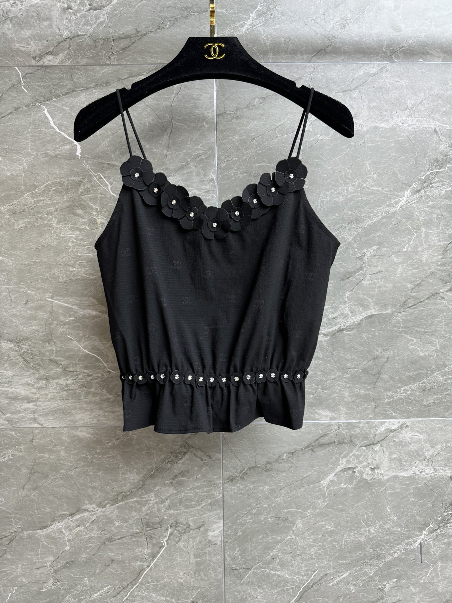 NO:438653,New spring and summer models are shipped. Xiangjia Flower suspender vest. 2026 early spring series. Heavy industry embroidered camellia bead embellishment. Exquisite three-dimensional. Customized double C dark pattern jacquard fabric. Comfortable and skin-friendly. Short style. Slim and temperament on the upper body. Full trademark. Size SML, chanel, alexander wang.19860909春夏新款出货啦 香家花朵吊带背心 2026早春系列 重工刺绣山茶花钉珠点缀 精致立体 定制双C暗纹提花面料 舒适亲肤 短款版型 上身显瘦又气质 商标齐全 尺码SML,,chanel,alexander wang,Women's clothing