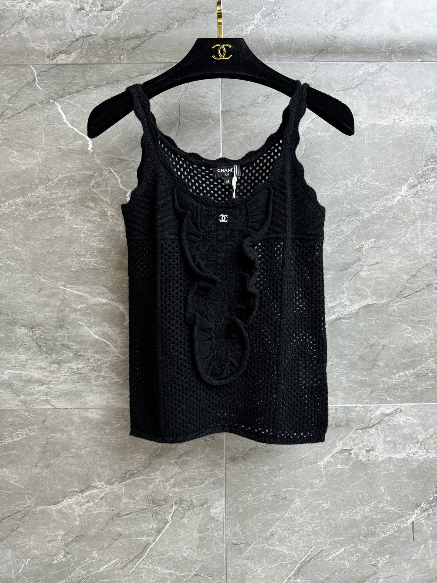 NO:435452,New models for early autumn are shipped. Xiangjia black hollow vest 2025 Handicraftshop series. Double C logo dot neckline. Unique hollow crochet pattern. Perspective and sexy. Custom knitted fabric. Comfortable and skin-friendly. Slim fit. Upper body looks slim and temperament. Full trademark. Size SML, chanel, alexander wang.19860909早秋新款出货啦 香家黑色镂空背心 2025手工坊系列 双C徽标点领口 独特的镂空钩织图案 透视小性感 定制针织面料 舒适亲肤 修身版型 上身显瘦又气质 商标齐全 尺码SML,,chanel,alexander wang,Women's clothing