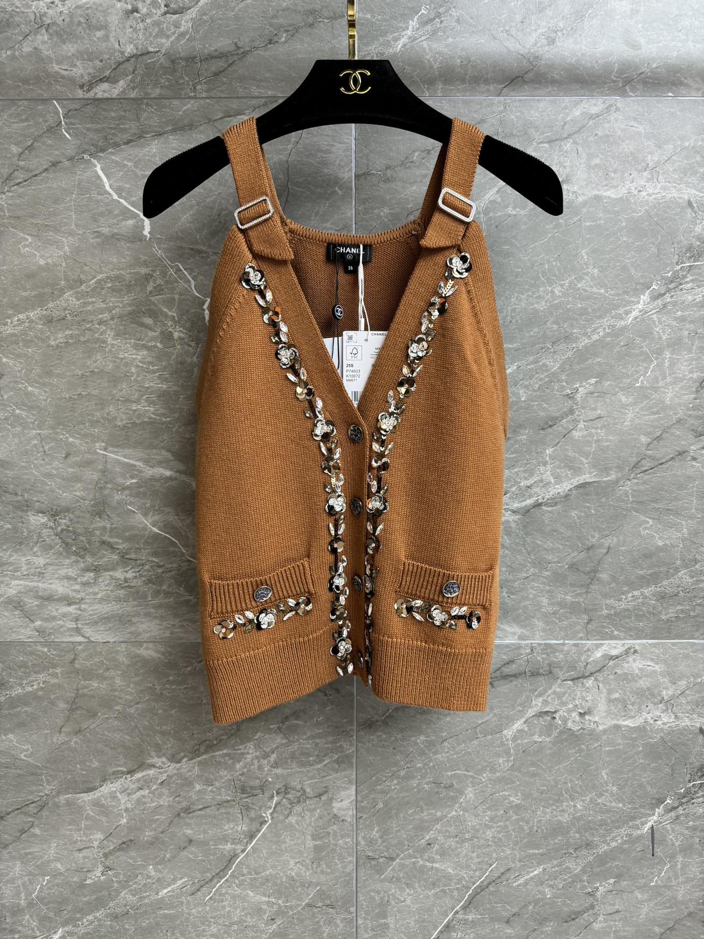 NO:435450,New models in early autumn are available. Xiangjia beads striped vest. 2025 craftsmanship series. Temperament V-neck neckline. Heavy industry flower beads and beads embroidery. Exquisite and fashionable. Wool knitted fabric. Comfortable and skin-friendly. Normal style. Slim and temperament on the upper body. Full trademark. Size SML, chanel, alexander wang.19860909早秋新款上新啦 香家珠片镶边马甲 2025手工坊系列 气质V领领口 重工花朵珠片钉珠刺绣点缀 精致时髦高级 羊毛针织面料 舒适亲肤 正常版型 上身显瘦又气质 商标齐全 尺码SML,,chanel,alexander wang,Women's clothing