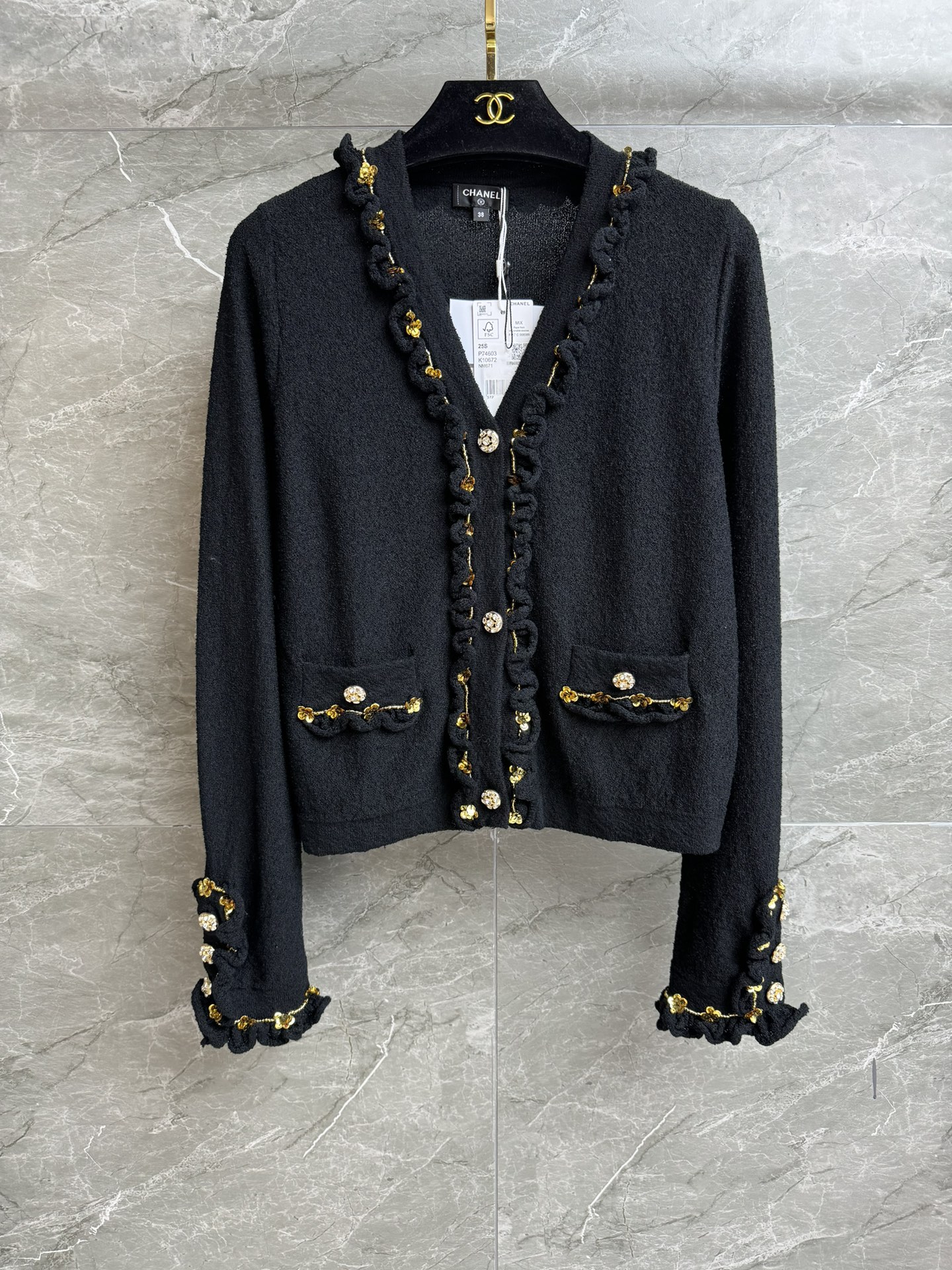 NO:435454,New models in early autumn are available. Xiangjia sequin beaded cardigan 2025 Handicraftshop series Temperament V-neck neckline Heavy industry sequin beaded borders with lotus leaf lace exquisite and elegant custom knitted fabric soft and comfortable Normal style Slim and temperament on the upper body Full trademark Size SML, Chanel, alexander wang19860909早秋新款上新啦 香家亮片钉珠开衫 2025手工坊系列 气质V领领口 重工亮片钉珠镶边搭配荷叶花边 精致优雅高级 定制针织面料 柔软舒适 正常版型 上身显瘦又气质 商标齐全 尺码SML,,chanel,alexander wang,Women's clothing