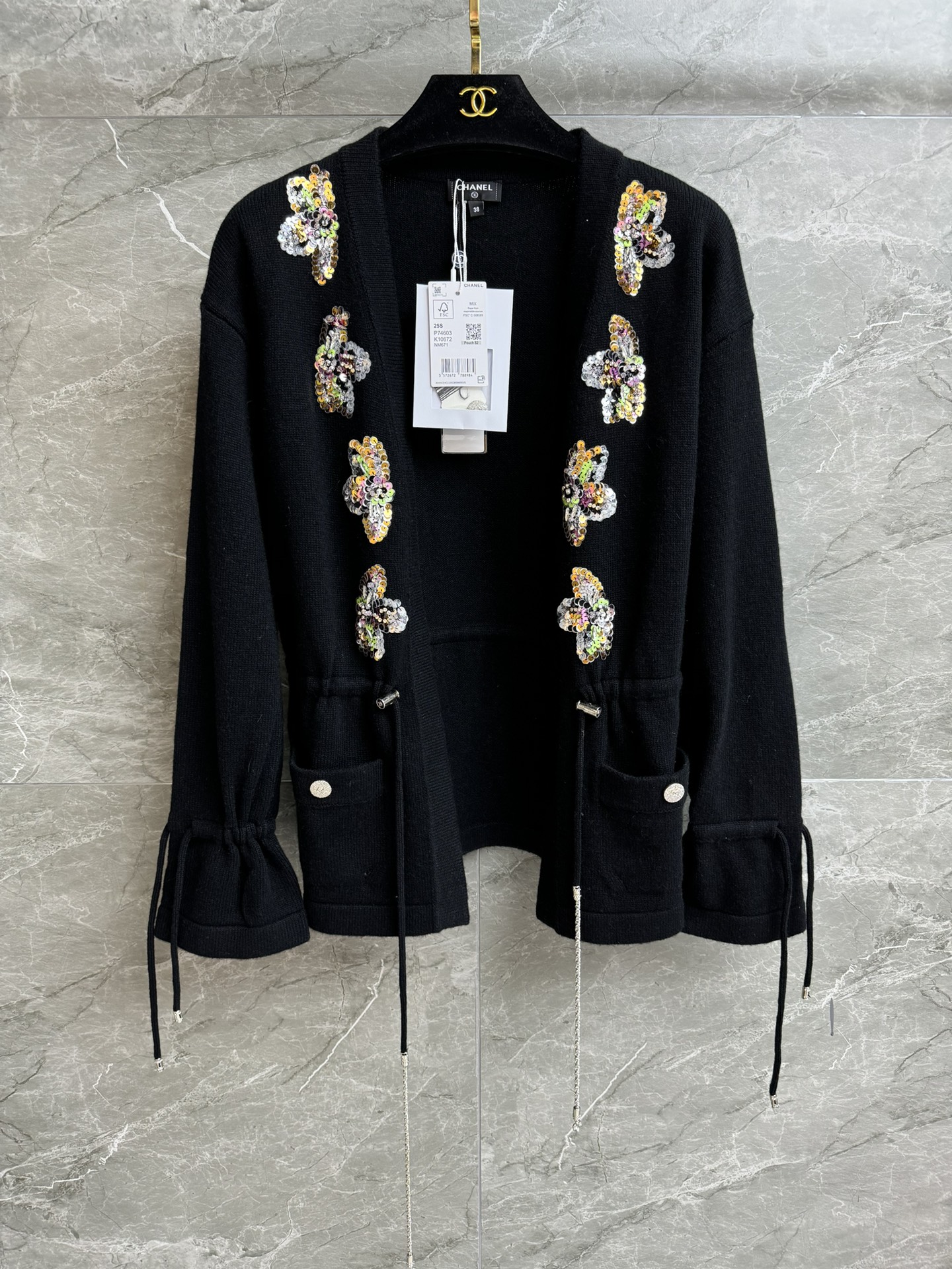 NO:435456,New models in early autumn are available. Xiangjia sequin pendant cardigan 2025 Handicraftshop series Temperament V-neck neckline waist chain pendant decoration Hand-sewn sequin diamond pattern Full of high-end feel Cashmere knitted fabric Comfortable and skin-friendly Loose style Slim and temperament on the upper body Full trademark Size SML?, Chanel, alexander wang19860909早秋新款上新啦 香家亮片吊坠开衫 2025手工坊系列 气质V领领口 腰链吊坠装饰 手工缝制亮片镶钻图案 满满高级 感 羊绒针织面料 舒适亲肤 宽松版型 上身显瘦又气质 商标齐全 尺码SML?,,chanel,alexander wang,Women's clothing