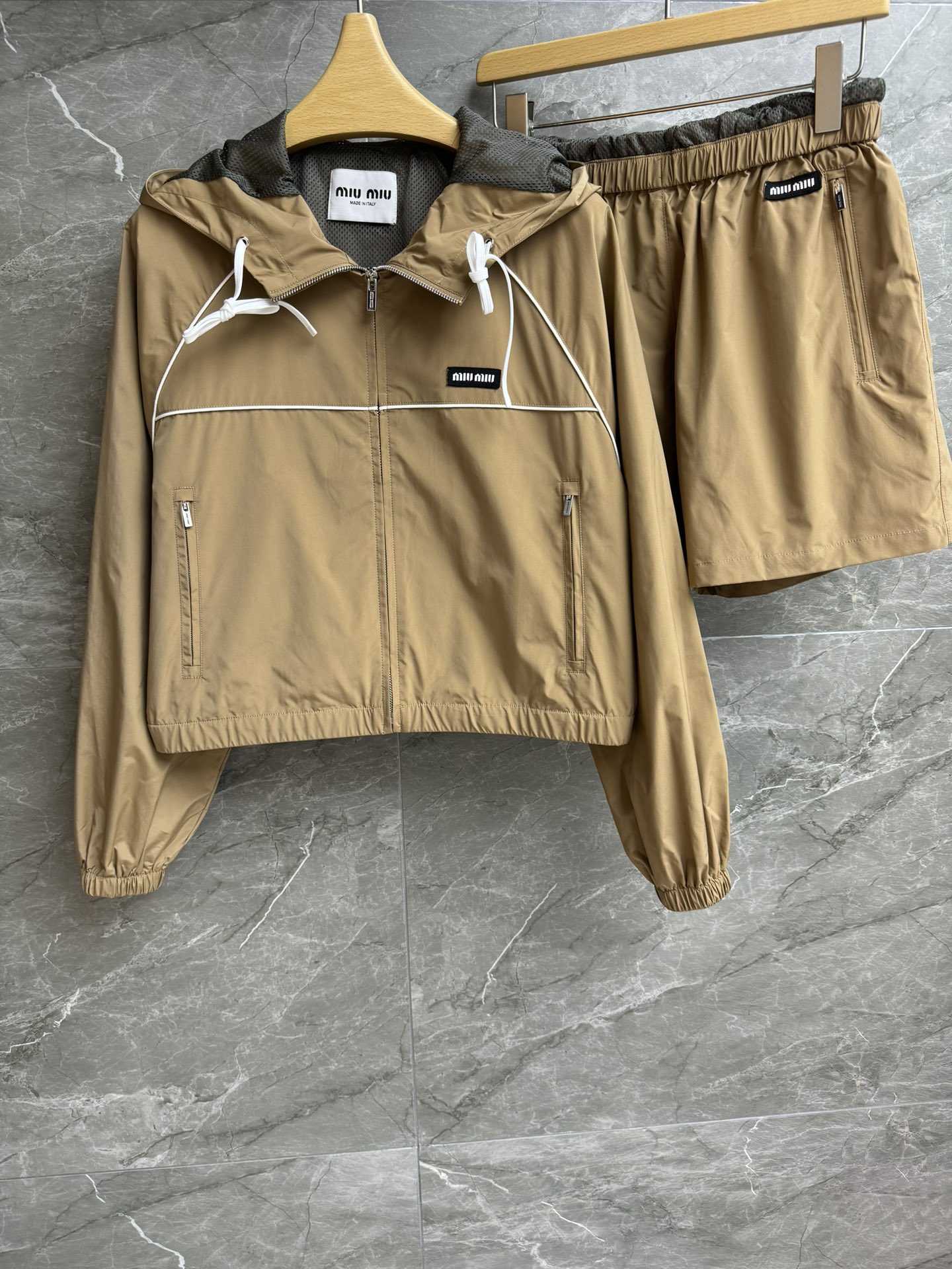 NO:435854,/New summer models are available for new Miu khaki nylon set Spring and summer series Zippered hooded short jacket with sports shorts A set of casual and fashionable upper body logo embellishments Khaki color matching super white Recycled polyester silk fabric Light and comfortable Full trademark size SML, Miumiu, shorts, jackets & coats,hats,alexander wang19860909/夏季新款上新啦 Miu卡其色尼龙套装 春夏系列 拉链连帽短款外套搭配运动短裤 一套上身休闲时髦 logo徽标点缀 卡其色配色超显白 再生聚酯丝绸面料 轻盈舒适 商标齐全 尺码SML,,miumiu,shorts,jackets & coats,hats,alexander wang,Women's clothing