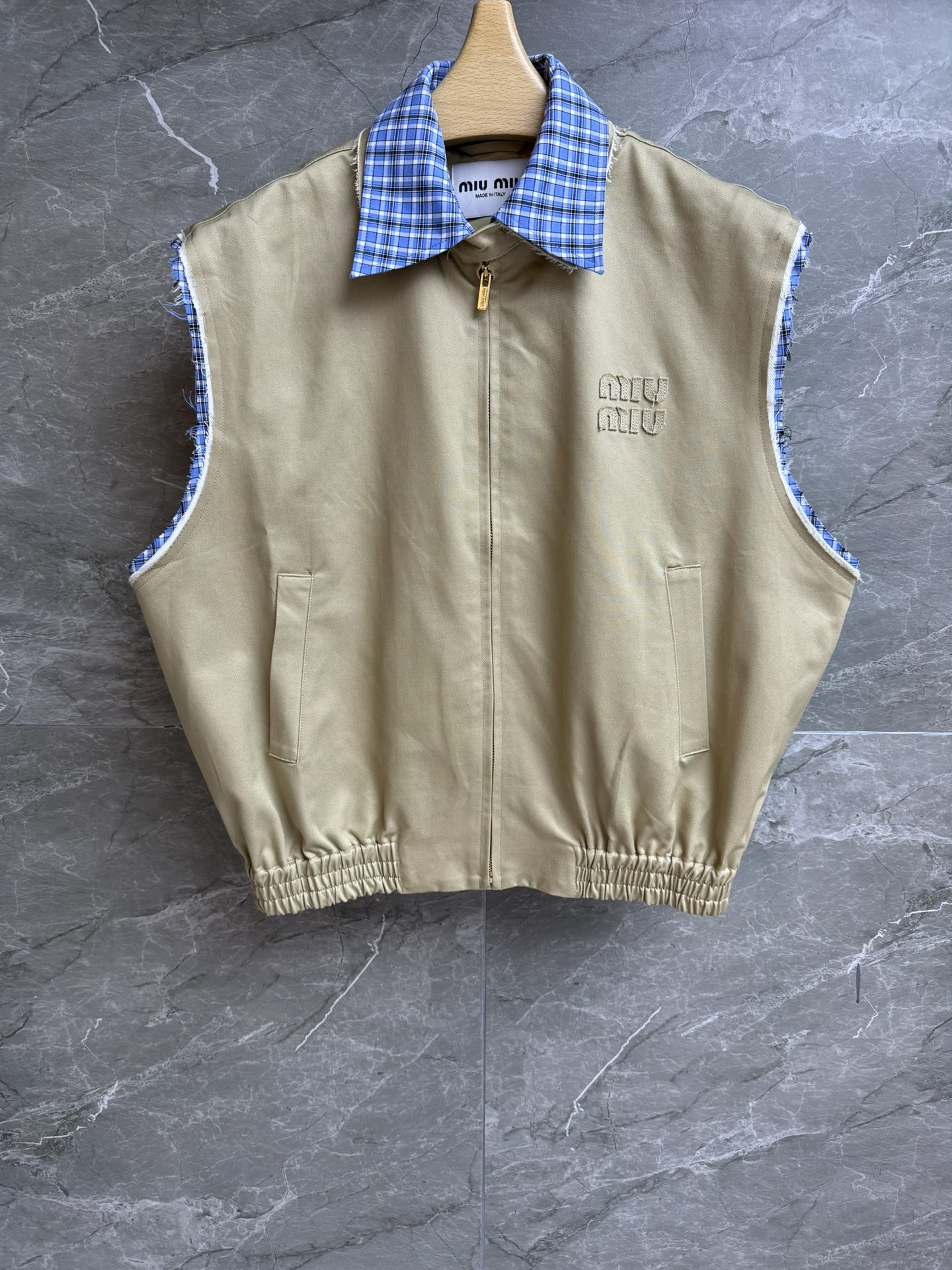 NO:435863,New summer models are available. Miu checked splicing vest. 2025 spring and summer series. Plaid splicing design. Alphabet logo patch embroidery embroidery. Retro literature. Salt and sweet. Customized cotton fabric. Loose style. The upper body looks slim and versatile. Full trademark. Size SML,,miumiu,alexander wang.19860909夏季新款上新啦 Miu格纹拼接马甲 2025春夏系列 格纹拼接设计 字母logo贴布刺绣点缀 复古文艺 可盐可甜 定制棉质面料 宽松版型 上身显瘦又百搭 商标齐全 尺码SML,,miumiu,alexander wang,Women's clothing