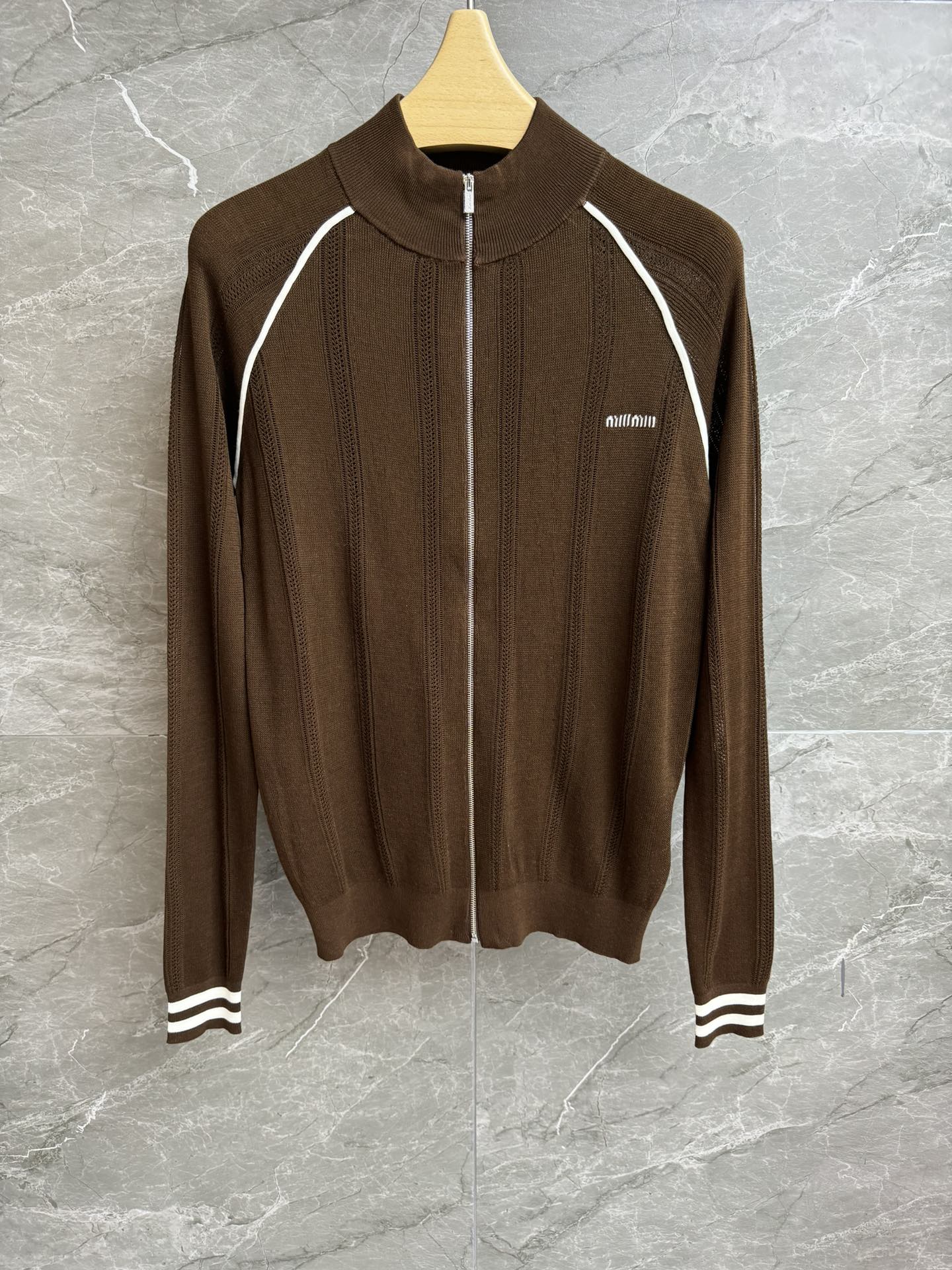 NO:435872,High-version shipped Miu hollow knitted cardigan 2025 early autumn series Stand-up collar zipper neckline white coffee contrast design letter inlay logo embellishment chic hollow stripes fashionable age-reducing cotton knitted fabric light and comfortable slim fit style upper body slim and temperament full trademark size SML, miumiu, alexander wang19860909高版本出货啦 Miu镂空针织开衫 2025早秋系列 立领拉链领口 白咖撞色设计 字母嵌花logo点缀 别致的镂空条纹 时髦减龄 棉质针织面料 轻薄舒适 修身版型 上身显瘦又气质 商标齐全 尺码SML,,miumiu,alexander wang,Women's clothing