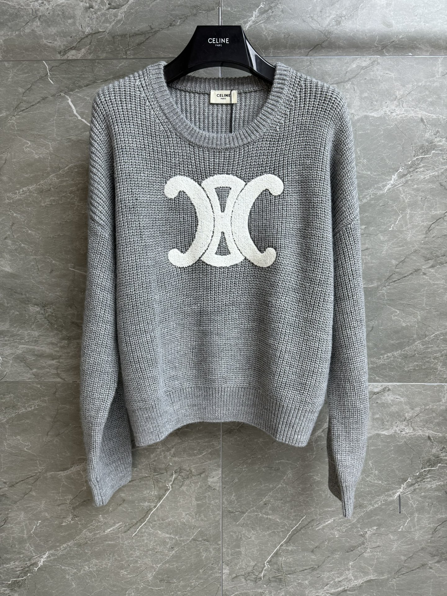 NO:436206,New models for early autumn are available. CL gray knitted sweater. Early autumn series. Round neckline ribbed neckline. Arc de Triomphe logo embellishment. Simple and high-end. Grey white color matching. lazy and fashionable. Wool knitted fabric. Soft and comfortable. Loose style. Slim and temperament on the upper body. Full trademark. Size SML,,sweaters,alexander wang.19860909早秋新款上新啦 CL灰色针织毛衣 早秋系列 圆领罗纹领口 凯旋门logo徽标点缀 简约高级 灰白配色慵懒时髦 羊毛针织面料 软糯舒适 宽松版型 上身显瘦又气质 商标齐全 尺码SML,,sweaters,alexander wang,Women's clothing