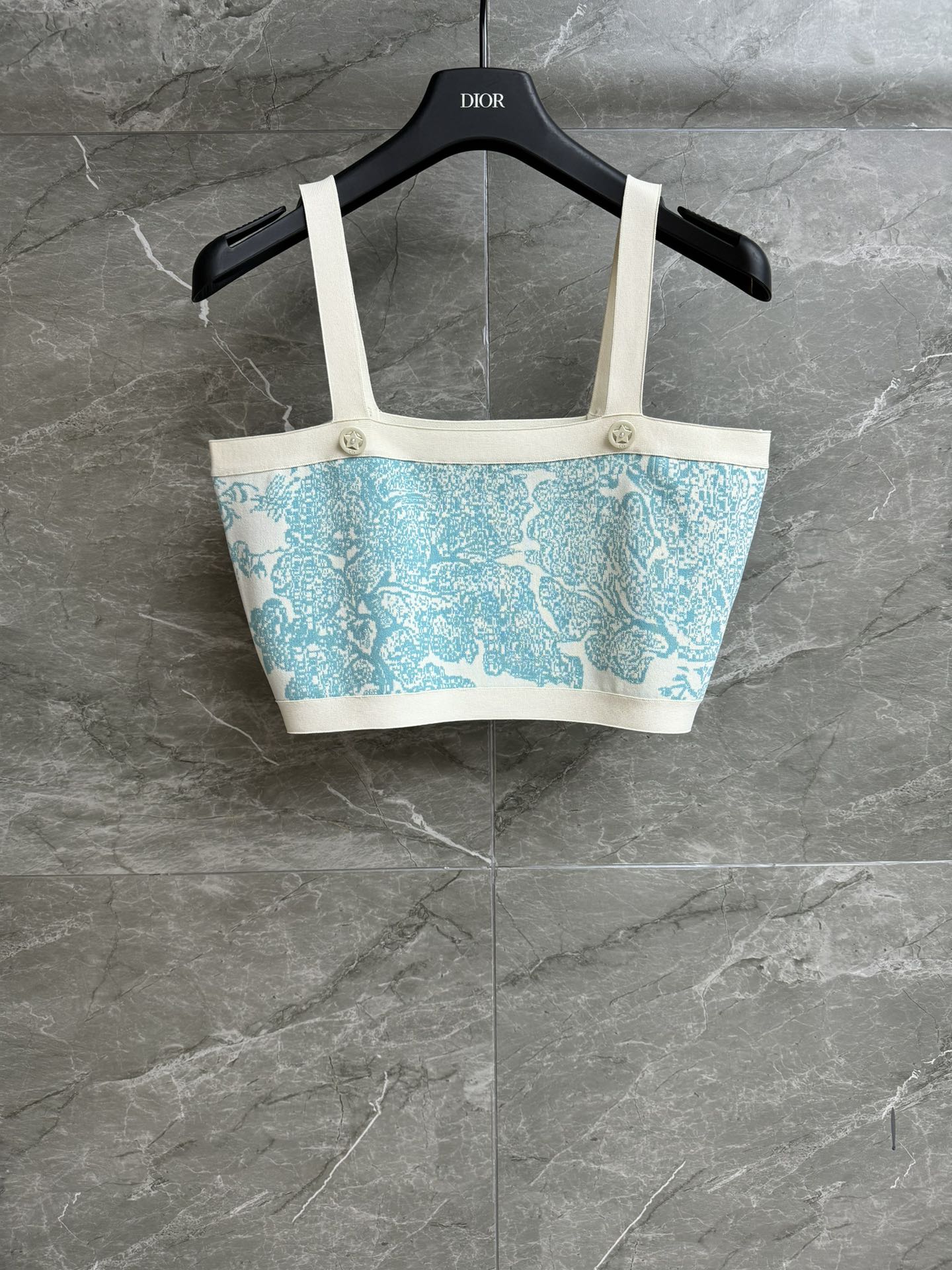 NO:436214,New models for early autumn are available. D-home Zoo tube top vest 2025 early autumn series suspender tube top design zoo jacquard pattern cool and high-end custom knitted fabric cool and comfortable short style upper body look slim and fashionable. Full trademark size sml, dior, alexander wang19860909早秋新款上新啦 D家动物园抹胸背心 2025早秋系列 吊带抹胸设计 动物园提花图案 配色清冷高级 定制针织面料 冰凉舒适 短款版型 上身显瘦又时髦 商标齐全 尺码sml,,dior,alexander wang,Women's clothing