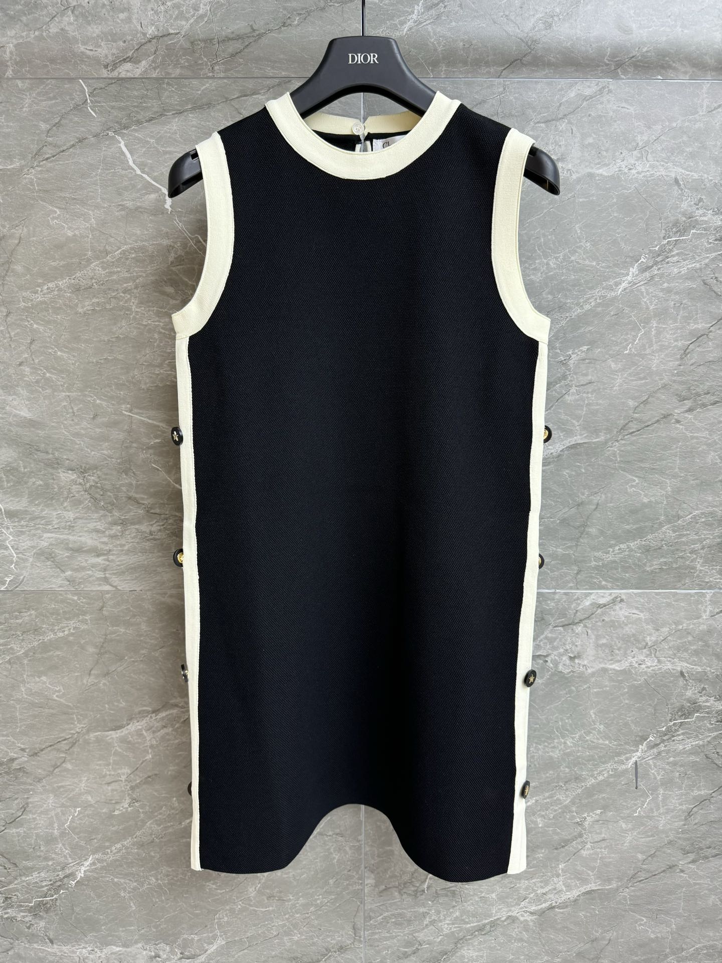 NO:436216,New early autumn style is available. D home side button dress. 2025 early autumn series. Round neck sleeveless design. Star buttons on both sides. Elegant and high-end black and white color matching. Technology knitted fabric. Comfortable and breathable. Normal style. Slim and temperament on the upper body. Full trademark. Size SML,,dior, skirts,alexander wang.19860909早秋新款上新啦 D家侧边纽扣连衣裙 2025早秋系列 圆领无袖设计 两侧星星纽扣装饰点缀 黑白配色优雅高级 科技针织面料 舒适透气 正常版型 上身显瘦又气质 商标齐全 尺码SML,,dior,skirts,alexander wang,Women's clothing
