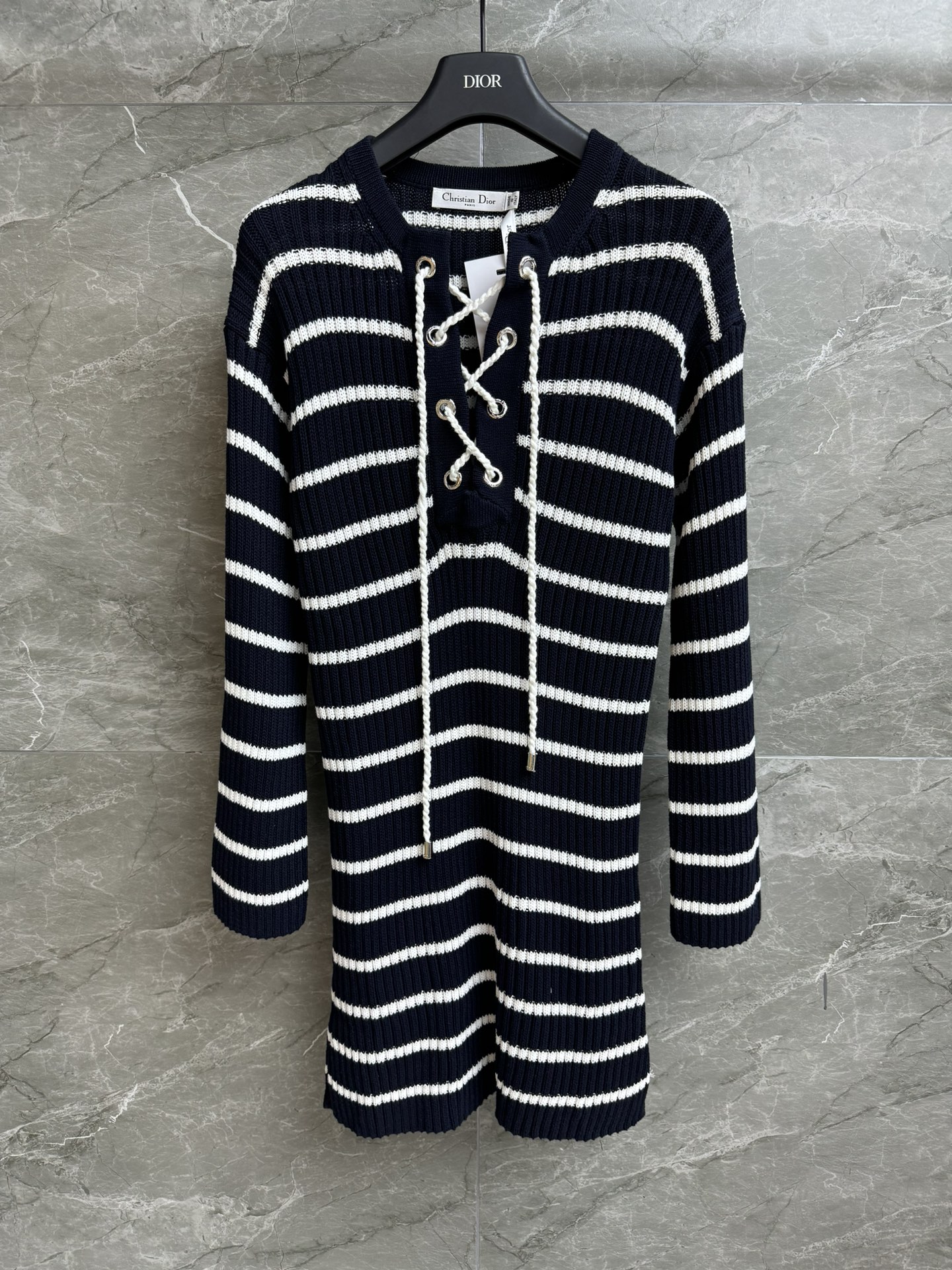 NO:436218,New early autumn style is available. D home striped lace-up knitted skirt. 2025 early autumn series. Slit lace-up neckline. Navy blue and white striped color scheme. Casual and lazy and fashionable. Cotton knitted fabric. Comfortable and skin-friendly and breathable. Slim fit style. Slim and temperament. Full trademark. Size SML,,dior, skirts,alexander wang.19860909早秋新款上新啦 D家条纹系带针织裙 2025早秋系列 开衩系带领口 海军蓝白条纹配色 休闲慵懒时髦 棉质针织面料 舒适亲肤透气 修身版型 上身显瘦又气质 商标齐全 尺码SML,,dior,skirts,alexander wang,Women's clothing