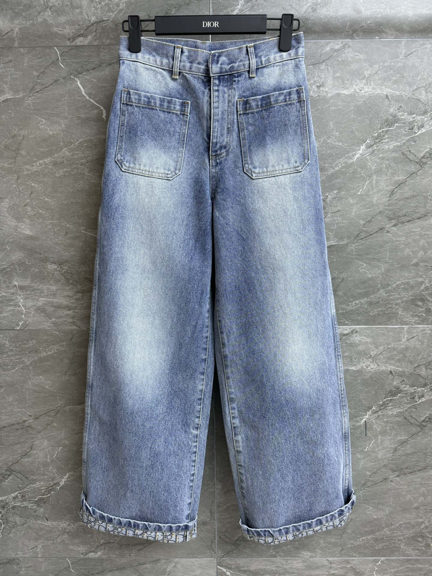 NO:436222,New summer models are available!  D home double pocket straight trousers 2025 summer series trouser legs curled design blue old-fashioned jacquard retro and fashionable stone grinding cotton denim fabric comfortable and crisp straight jeans style upper body looks slim and versatile. Full trademark size SML,,dior,jeans,alexander wang19860909夏季新款上新啦！ D家双口袋直筒裤 2025夏季系列 裤腿卷边设计 蓝色老花提花 复古又自带时髦感 石磨洗水棉质牛仔面料 舒适挺括 直筒牛仔裤版型 上身显瘦又百搭 商标齐全 尺码SML,,dior,jeans,alexander wang,Women's clothing