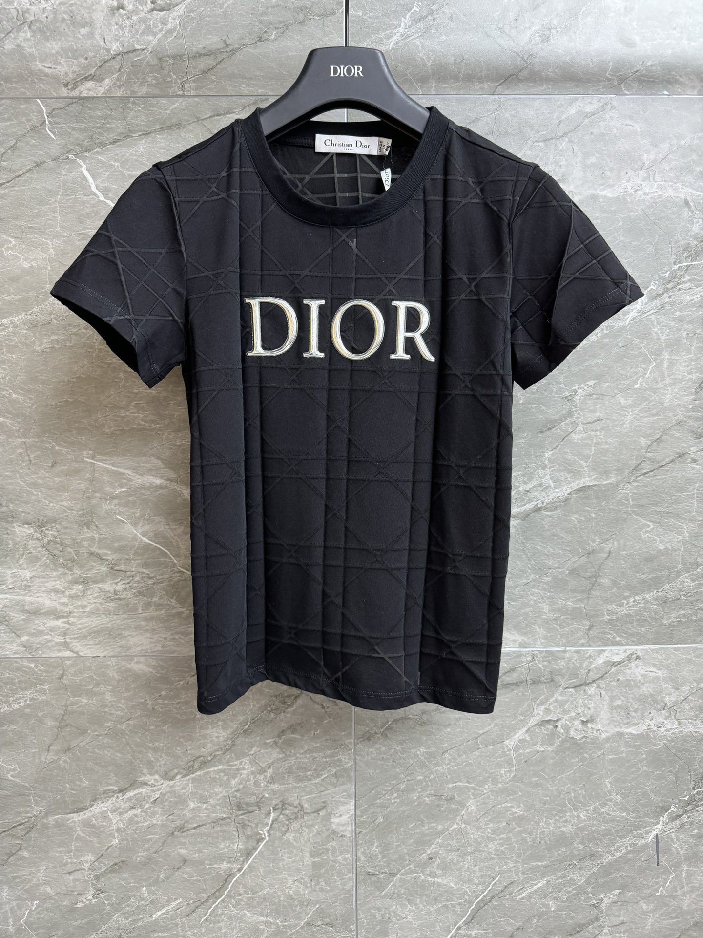 NO:436226,New summer models are available. D-home checked T-shirt. New summer models for 2035. Round neckline design. Translucent rattan checked pattern. Three-dimensional logo embellishment. Fashionable and high-end customized cotton fabric. Comfortable and skin-friendly and breathable. Normal style. Slim and temperament on the upper body. Full trademark. Size SML,,dior,tees, t-shirt,alexander wang.19860909夏季新款上新啦 D家藤格纹T恤 2035夏季新款 圆领领口设计 半透明藤格纹图案 立体logo装饰点缀 时髦高级 定制纯棉面料 舒适亲肤透气 正常版型 上身显瘦又气质 商标齐全 尺码SML,,dior,tees，t-shirt,alexander wang,Women's clothing