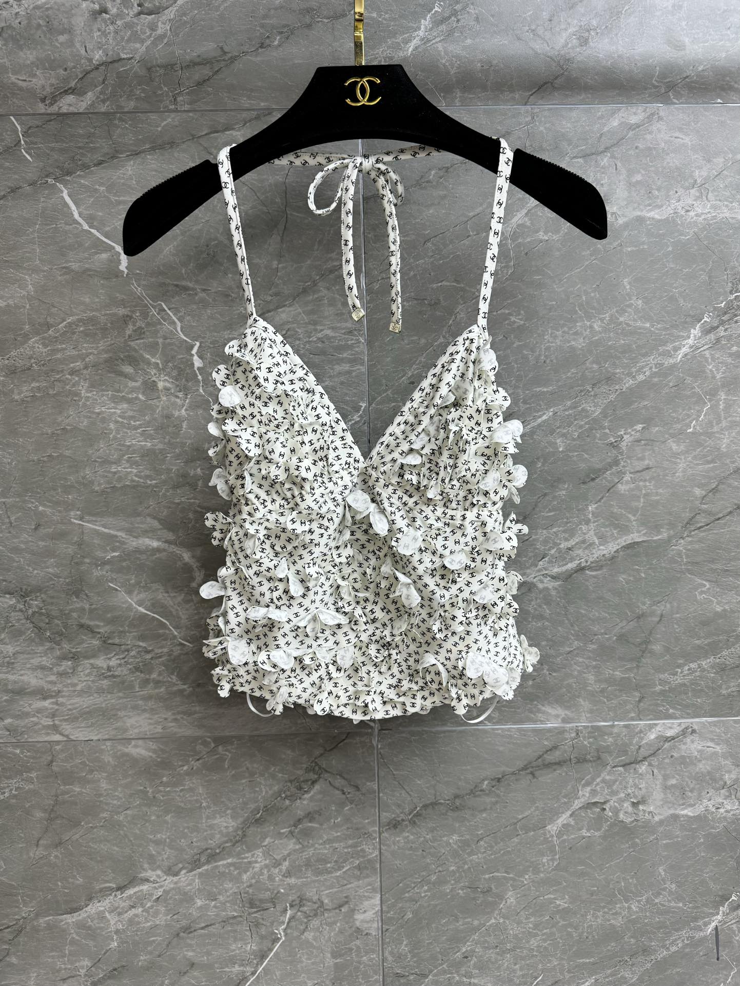 NO:436228,New summer models are available. Xiangjia three-dimensional flower halter vest. 2025 beach series. halter and backless design. Full logo double C printed pattern. Three-dimensional flower embroidery embroidery. Exquisite and fashionable. Customized fabrics are soft and light. Slim fit. The upper body looks slim and temperament. Full trademark. Size SML, chanel, alexander wang.19860909夏季新款上新啦 香家立体花朵挂脖背心 2025沙滩系列 挂脖露背设计 满logo双C印花图案 立体花朵刺绣点缀 精致时髦洋气 定制面料柔软轻盈 修身版型 上身显瘦又气质 商标齐全 尺码SML,,chanel,alexander wang,Women's clothing