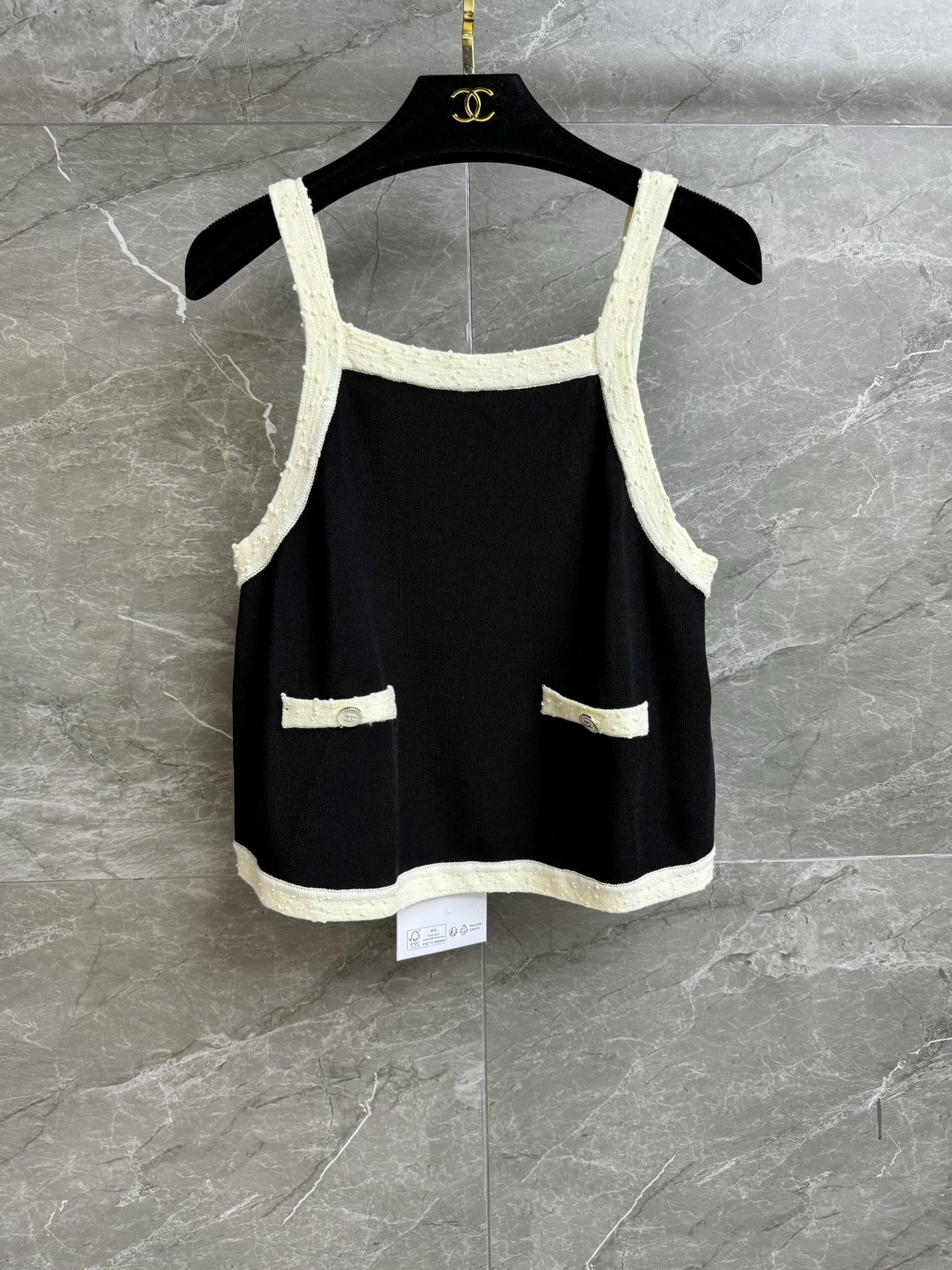 NO:436213,New models are shipped in early autumn. Xiangjia black and white color-blocking vest. 2025 Handicraftshop series. Black and white color-blocking design. Exquisite double C button decoration. Simple and atmospheric. Customized knitted fabric. Comfortable and skin-friendly. Loose style. Slim and temperament on the upper body. Complete trademarks. Equipped with cloth bags. Size SML, chanel, alexander wang.19860909早秋新款出货啦 香家黑白拼色背心 2025手工坊系列 黑白拼色设计 精致双C纽扣装饰 简约大气高级 定制针织面料 舒适亲肤 宽松版型 上身显瘦又气质 商标齐全 配有布袋 尺码SML,,chanel,alexander wang,Women's clothing