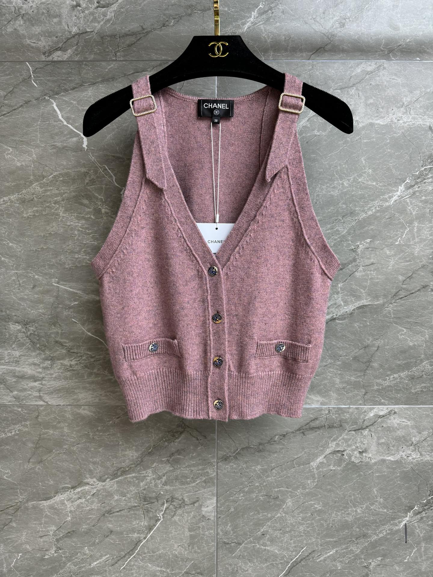 NO:436217,New models in early autumn are available. Xiangjia shoulder strap vest 2025 craftsmanship series. Temperament V-neck neckline. Rhinestone shoulder buckle decoration. Exquisite and fashionable. Wool knitted fabric. Comfortable and skin-friendly. Slim fit. The upper body looks slim and temperament. Full trademark. Size SML, chanel, alexander wang.19860909早秋新款上新啦 香家肩带背心 2025手工坊系列 气质V领领口 水钻肩扣装饰点缀 精致时髦高级 羊毛针织面料 舒适亲肤 修身版型 上身显瘦又气质 商标齐全 尺码SML,,chanel,alexander wang,Women's clothing