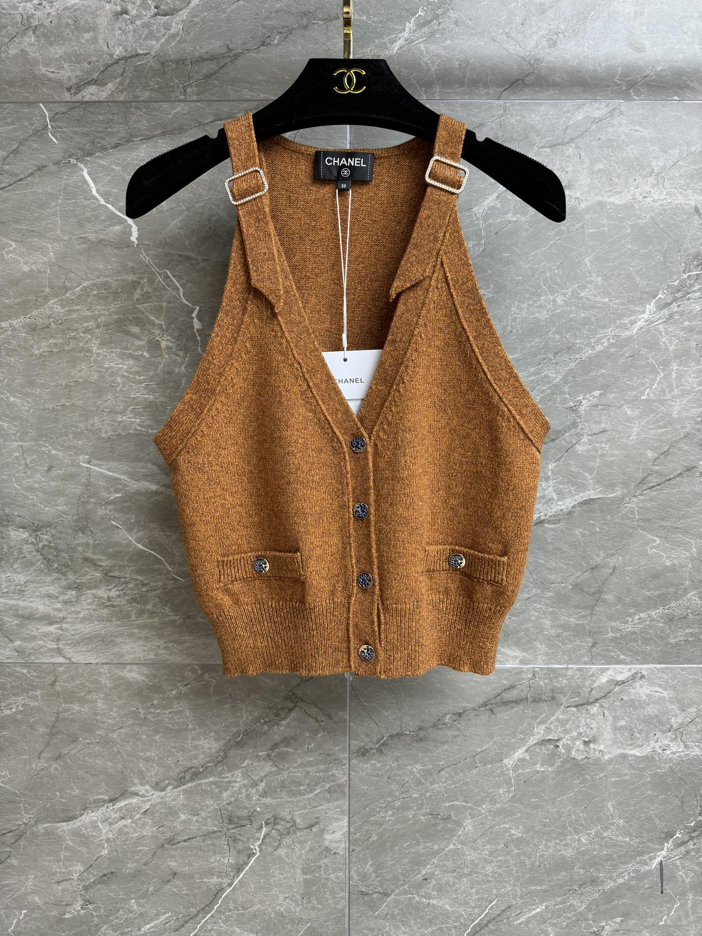 NO:436221,New models in early autumn are available. Xiangjia shoulder strap vest 2025 craftsmanship series. Temperament V-neck neckline. Rhinestone shoulder buckle decoration. Exquisite and fashionable. Wool knitted fabric. Comfortable and skin-friendly. Slim fit. The upper body looks slim and temperament. Full trademark. Size SML, chanel, alexander wang.19860909早秋新款上新啦 香家肩带背心 2025手工坊系列 气质V领领口 水钻肩扣装饰点缀 精致时髦高级 羊毛针织面料 舒适亲肤 修身版型 上身显瘦又气质 商标齐全 尺码SML,,chanel,alexander wang,Women's clothing