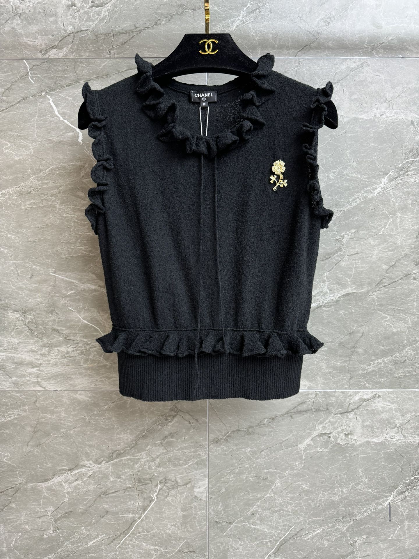 NO:436223,New styles in early autumn are available. Xiangjia ruffle top 2025 Handicraftshop series French ruffle design golden flower bristle embellishment exquisite and elegant high-end custom knitted fabric soft and comfortable slim fit style upper body slim and temperament full trademark size SML, chanel, alexander wang19860909早秋新款上新啦 香家荷叶边上衣 2025手工坊系列 法式荷叶边设计 金色花朵胸花点缀 精致优雅高级 定制针织面料 柔软舒适 修身版型 上身显瘦又气质 商标齐全 尺码SML,,chanel,alexander wang,Women's clothing