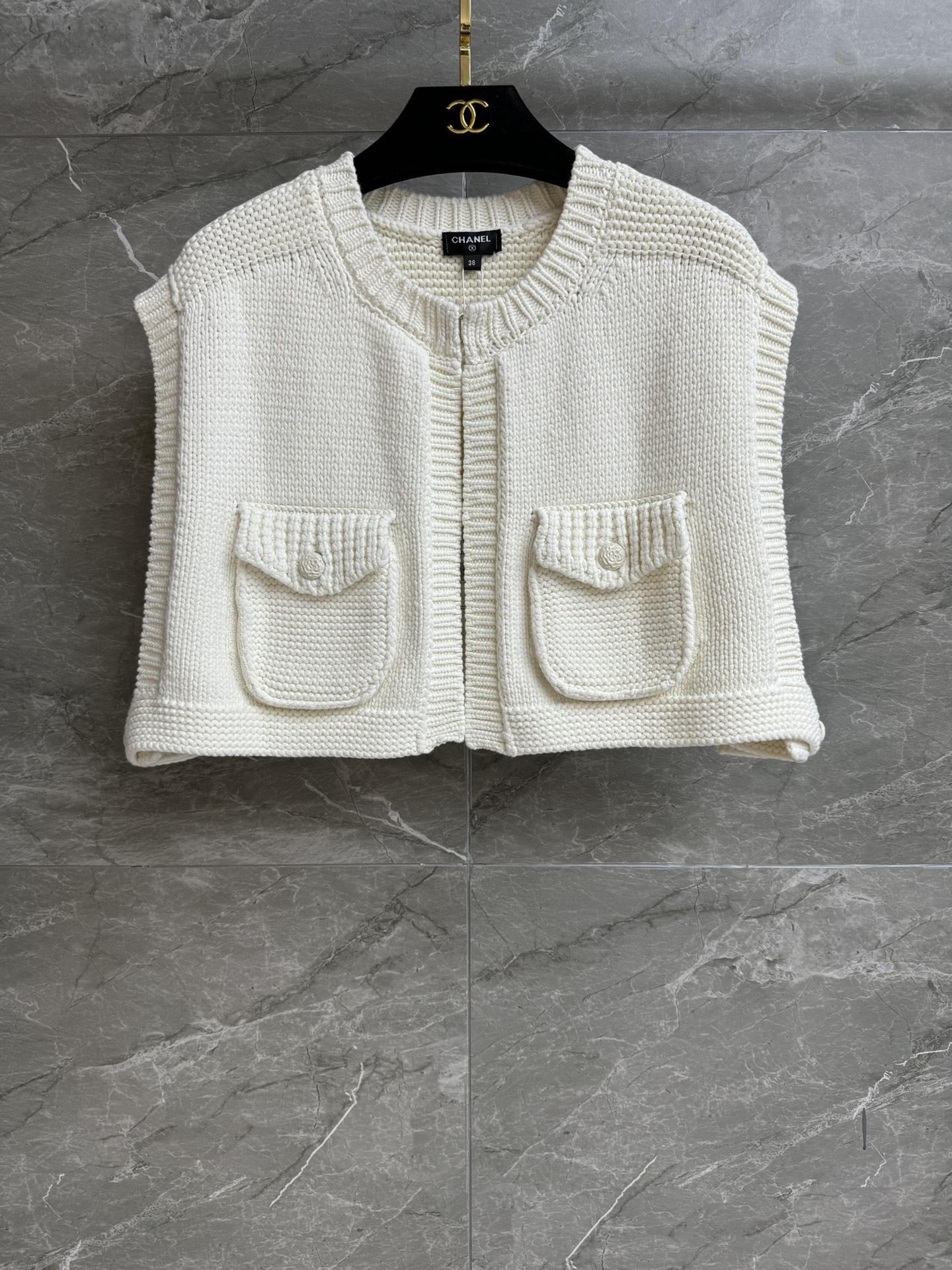 NO:436562,High-end version shipped Xiangjia thick-needle crochet vest 2025 Handicraftshop series Round neck vest design Double pocket decoration Coarse needle crochet craftsmanship high-end fashionable Customized cotton yarn Clever comfortable texture Short silhouette style Slim and temperament on the upper body Full trademark Equipped with cloth bag Size SML, Chanel, alexander wang19860909高版本出货啦 香家粗针钩织马甲 2025手工坊系列 圆领坎肩设计 双口袋装饰 粗针钩织工艺 高级时髦 定制棉质纱线 挺括舒适有质感 短款廓形版型 上身显瘦又气质 商标齐全 配有布袋 尺码SML,,chanel,alexander wang,Women's clothing