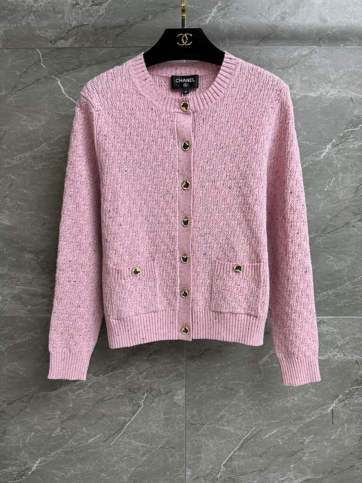 NO:436964,New models in early autumn are available. Xiangjia colored yarn cardigan 2025 handicraft workshop series. Round neck single-breasted design. Leaf logo logo decoration. Colorful yarn interwoven. Gentle and fashionable age-reducing. Wool knitted fabric. Soft and comfortable. Slim fit. Slim and temperament. Full trademark. Size SML, chanel, alexander wang.19860909早秋新款上新啦 香家彩纱点点开衫 2025手工坊系列 圆领单排扣设计 树叶logo徽标装饰 彩色纱线交织 温柔时髦减龄 羊毛针织面料 柔软舒适 修身版型 上身显瘦又气质 商标齐全 尺码SML,,chanel,alexander wang,Women's clothing