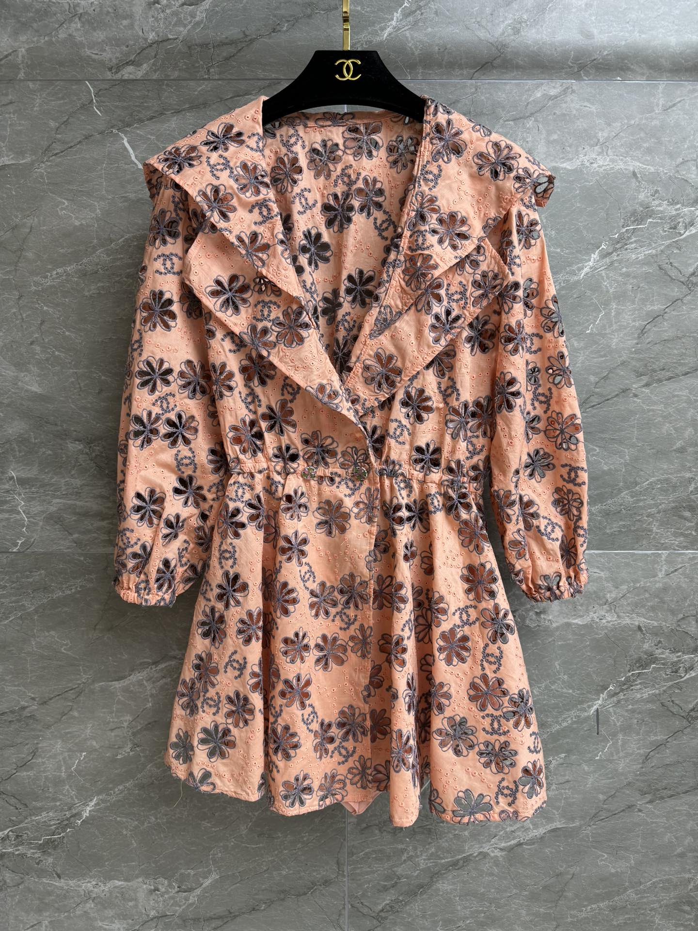 NO:436949,High-version shipped Xiangjia orange hollow dress 2025 spring and summer preview series Lapel puff sleeve design Heavy Industry double C flower hollow embroidery pattern Exquisite and fashionable Customized cotton fabric Comfortable and skin-friendly and breathable With silk shorts lining Waist-closing dress style Top body looks slim and temperament Full trademark Size SML, Chanel, skirts, shorts, real silk, alexander wang19860909高版本出货啦 香家橘色镂空连衣裙 2025春夏预告系列 翻领泡泡袖设计 重工双C花朵镂空刺绣图案 精致时髦 定制棉质面料 舒适亲肤透气 配有真丝短裤内衬 收腰连衣裙版型 上身显瘦又气质 商标齐全 尺码SML,,chanel,skirts,shorts,real silk,alexander wang,Women's clothing