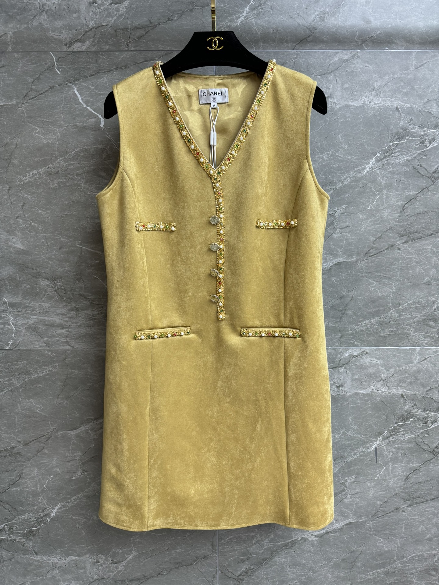 NO:436951,New early spring style is available. Xiangjia beaded vest skirt. 2026 early spring vacation series. Temperament V-neck neckline. Heavy industry edging beaded embroidery. Exquisite and elegant. Customized suede fabric. Slim fit. Upper body looks slim and temperament. Full trademark. Size SML, chanel, skirts, chamois leather, alexander wang.19860909早春新款上新啦 香家钉珠背心裙 2026早春度假系列 气质V领领口 重工镶边钉珠刺绣点缀 精致优雅高级 定制麂皮绒面料 修身版型 上身显瘦又气质 商标齐全 尺码SML,,chanel,skirts,chamois leather,alexander wang,Women's clothing