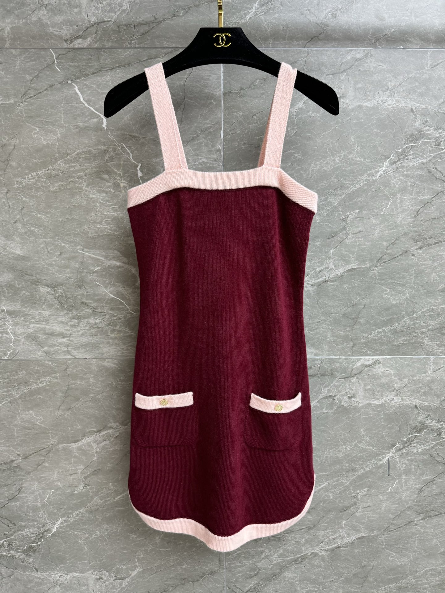 NO:436953,New models are shipped in early autumn. Xiangjia color-blocking vest skirt. 25 high-end handicraft workshop series. Square necklace collar design. Color contrasting splicing. Fashionable and fashionable. Cashmere knitted fabric. Soft and comfortable. Slim fit. Slim and versatile. Full trademark. Equipped with cloth bag. Size SML, chanel, skirts, alexander wang.19860909早秋新款出货啦 香家拼色背心裙 25高级手工坊系列 方领领口设计 彩色撞色拼接 时髦洋气 羊绒针织面料 软糯舒适 修身版型 上身显瘦又百搭 商标齐全 配有布袋 尺码SML,,chanel,skirts,alexander wang,Women's clothing