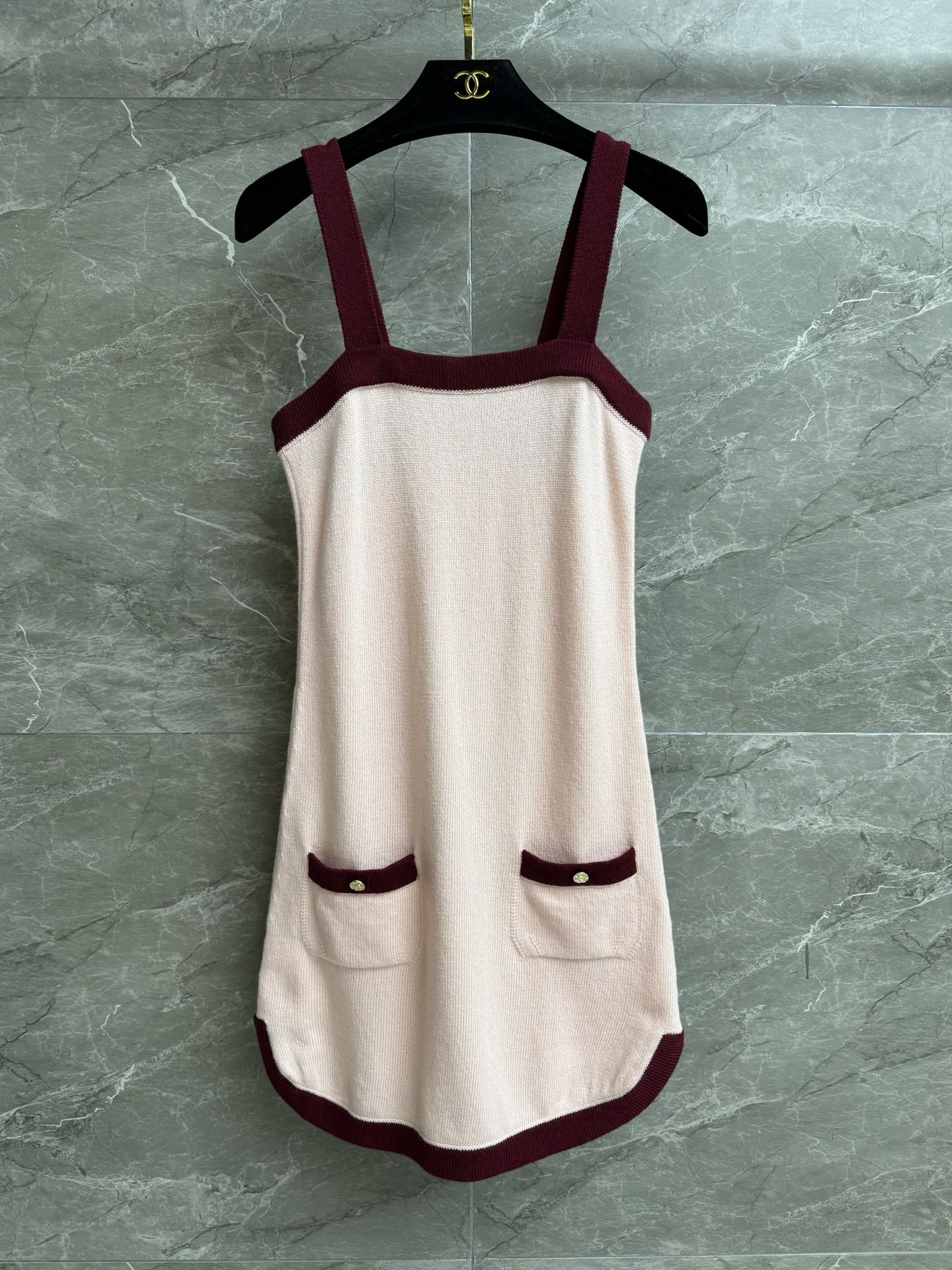 NO:436955,O early autumn new style is shipped. Xiangjia color-blocking vest skirt. 25 high-end handicraft workshop series. Square necklace collar design. Color contrasting splicing. Fashionable and fashionable. Cashmere knitted fabric. Soft and comfortable. Slim fit. Slim and versatile. Full trademark. Equipped with cloth bag. Size SML, chanel, skirts, alexander wang.19860909O早秋新款出货啦 香家拼色背心裙 25高级手工坊系列 方领领口设计 彩色撞色拼接 时髦洋气 羊绒针织面料 软糯舒适 修身版型 上身显瘦又百搭 商标齐全 配有布袋 尺码SML,,chanel,skirts,alexander wang,Women's clothing