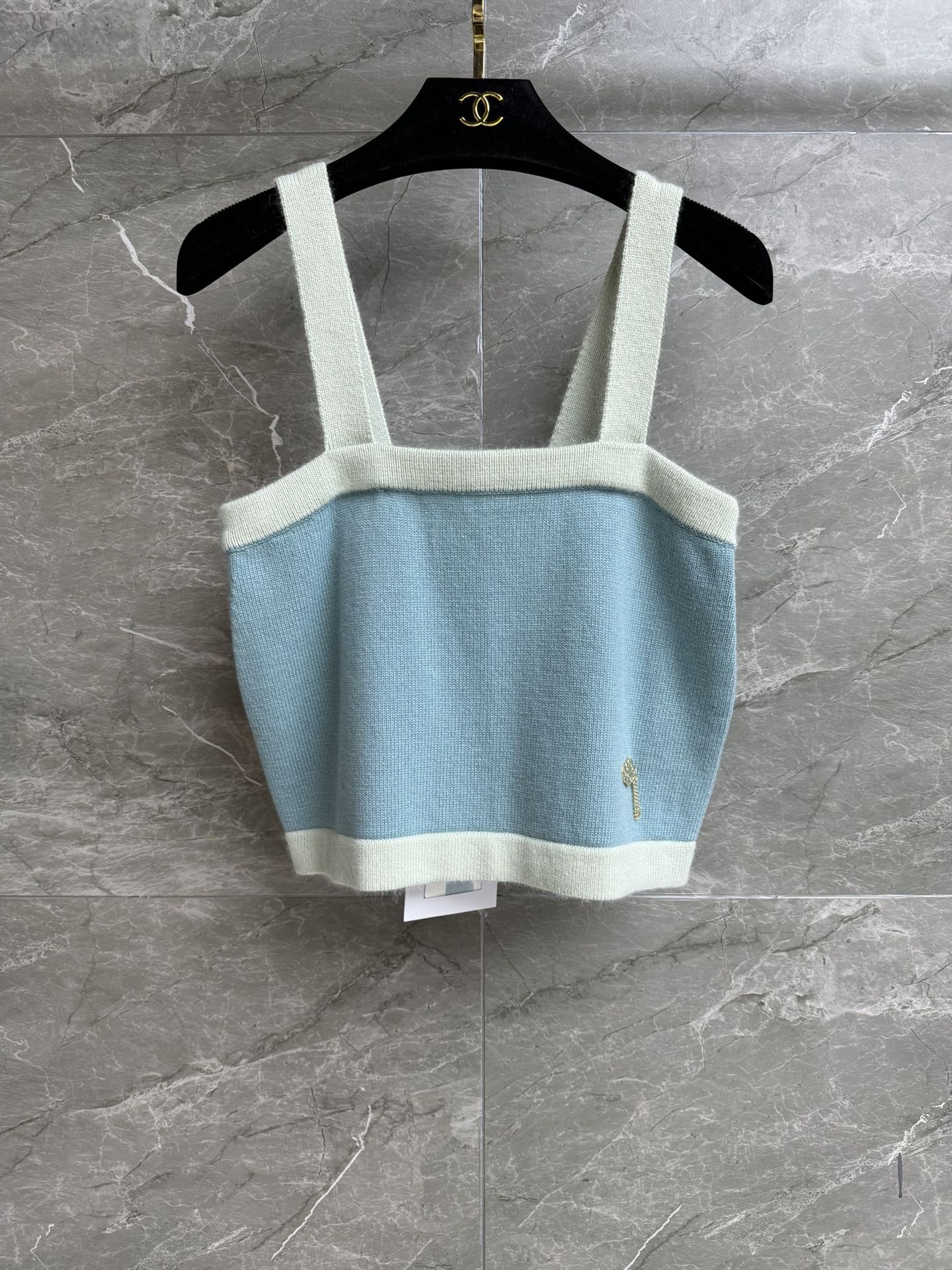 NO:436957,New models are shipped in early autumn. Xiangjia color-blocking suspender vest. 25 high-end handicraft workshop series. Contrast color splicing design. Hem exquisite pendant decoration. Fashionable and fashionable. Cashmere knitted fabric. Soft and comfortable. Short style. Slim and versatile upper body. Full trademark. Equipped with cloth bag. Size SML, chanel, alexander wang.19860909早秋新款出货啦 香家拼色吊带背心 25高级手工坊系列 撞色拼接设计 下摆精致吊坠装饰 时髦洋气 羊绒针织面料 软糯舒适 短款版型 上身显瘦又百搭 商标齐全 配有布袋 尺码SML,,chanel,alexander wang,Women's clothing