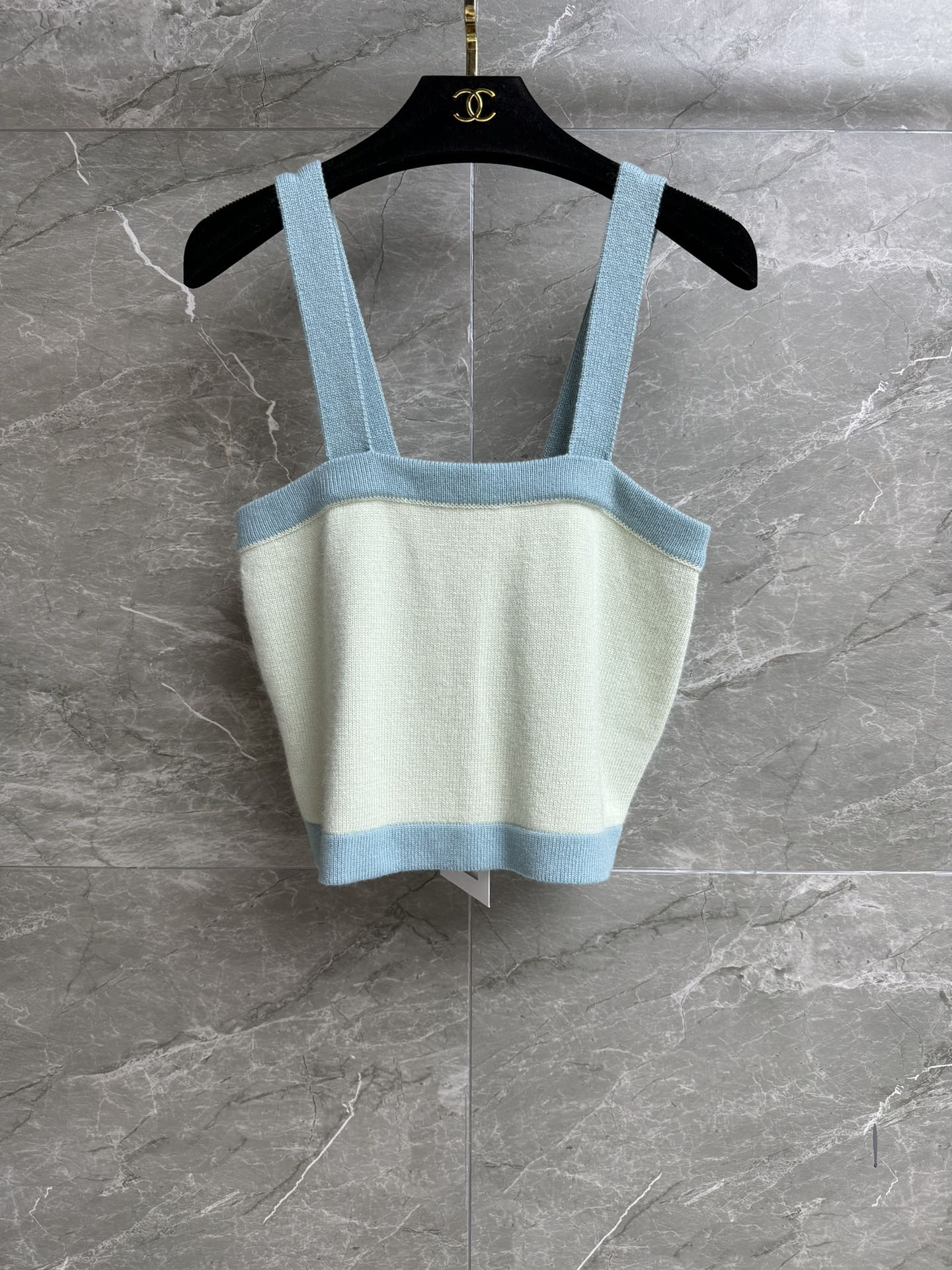 NO:436959,oThe new models in early autumn are shipped. Xiangjia color-blocking suspender vest. 25 high-end handicraft workshop series. Contrast color splicing design. Hem exquisite pendant decoration. Fashionable and fashionable. Cashmere knitted fabric. Soft and comfortable. Short style. Slim and versatile. Full trademark. Equipped with cloth bag. Size SML, chanel, alexander wang.19860909o早秋新款出货啦 香家拼色吊带背心 25高级手工坊系列 撞色拼接设计 下摆精致吊坠装饰 时髦洋气 羊绒针织面料 软糯舒适 短款版型 上身显瘦又百搭 商标齐全 配有布袋 尺码SML,,chanel,alexander wang,Women's clothing