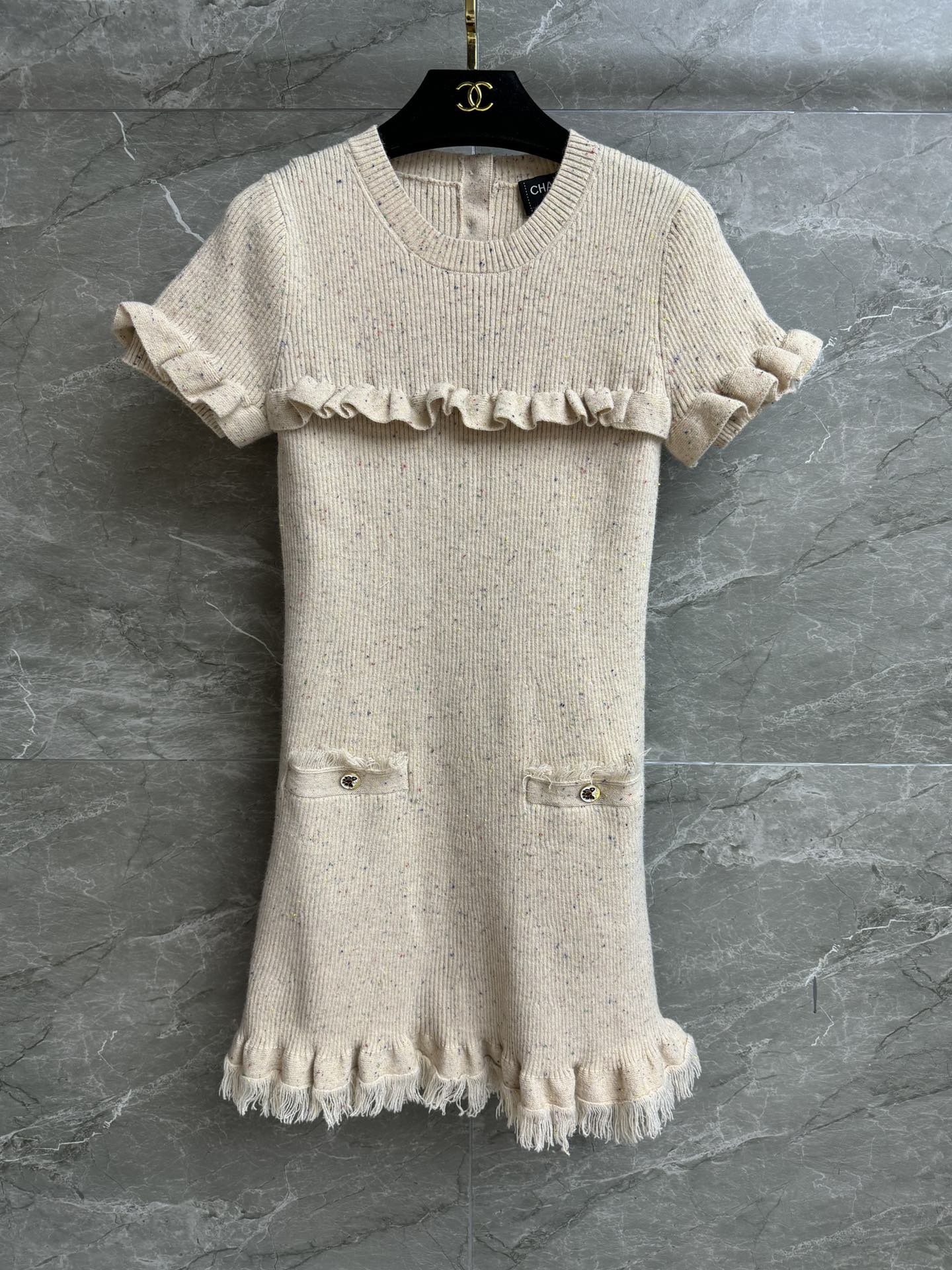 NO:438674,New models are shipped in early autumn. Xiangjia ruffled dress. 2025 craftsmanship series. Round neckline ribbed neckline. Ruffled fringed fringe design. Colorful yarn interwoven. Gentle and high-end color matching. Wool knitted fabric. Soft and comfortable skin-friendly. Elastic slim fit. Upper body looks slim and temperament. Full trademark. Size SML, chanel, skirts, alexander wang.19860909早秋新款出货啦 香家荷叶边连衣裙 2025手工坊系列 圆领罗纹领口 荷叶边流苏毛边设计 彩色纱线交织 配色温柔高级 羊毛针织面料 柔软舒适亲肤 弹力修身版型 上身显瘦又气质 商标齐全 尺码SML,,chanel,skirts,alexander wang,Women's clothing