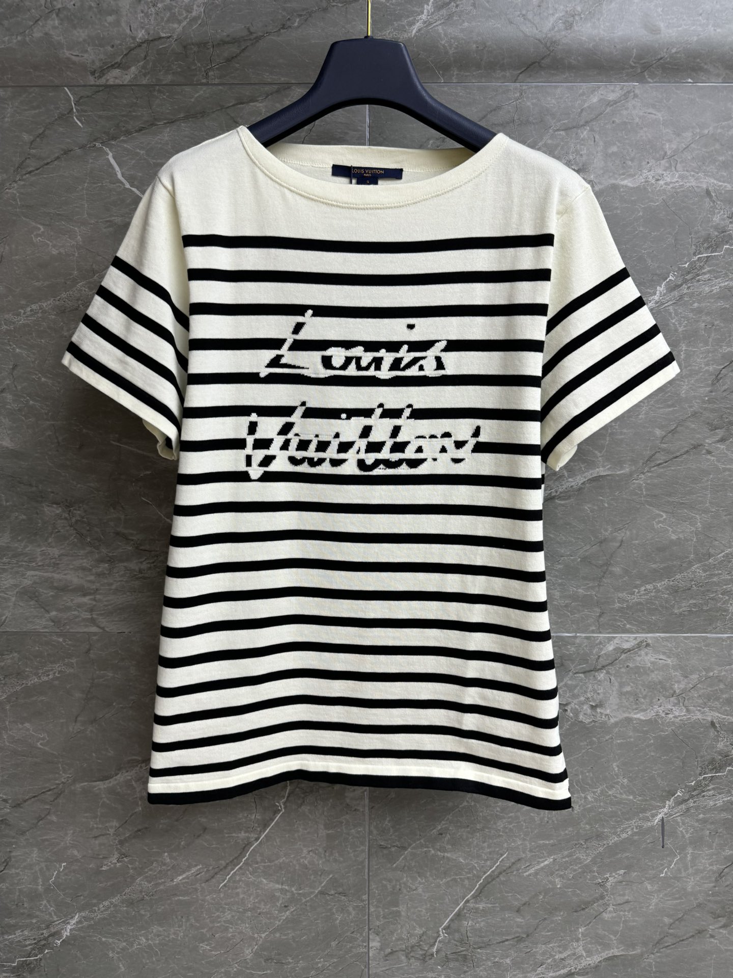 NO:448332,New summer style is available. L family striped knitted top 2025 Nautical series. Boat neck collar design. Inverse striped logo letter jacquard pattern. Simple and high-end. Cotton blended knitted fabric. Comfortable and breathable. Straight-tube style. Slim and versatile. Full trademark. Size SML,,louis vuitton,alexander wang.19860909夏季新款上新啦 L家条纹针织上衣 2025航海系列 船领领口设计 反色条纹标识字母提花图案 简约又高级 棉质混纺针织面料 舒适透气 直筒版型 上身显瘦又百搭 商标齐全 尺码SML,,louis vuitton,alexander wang,Women's clothing