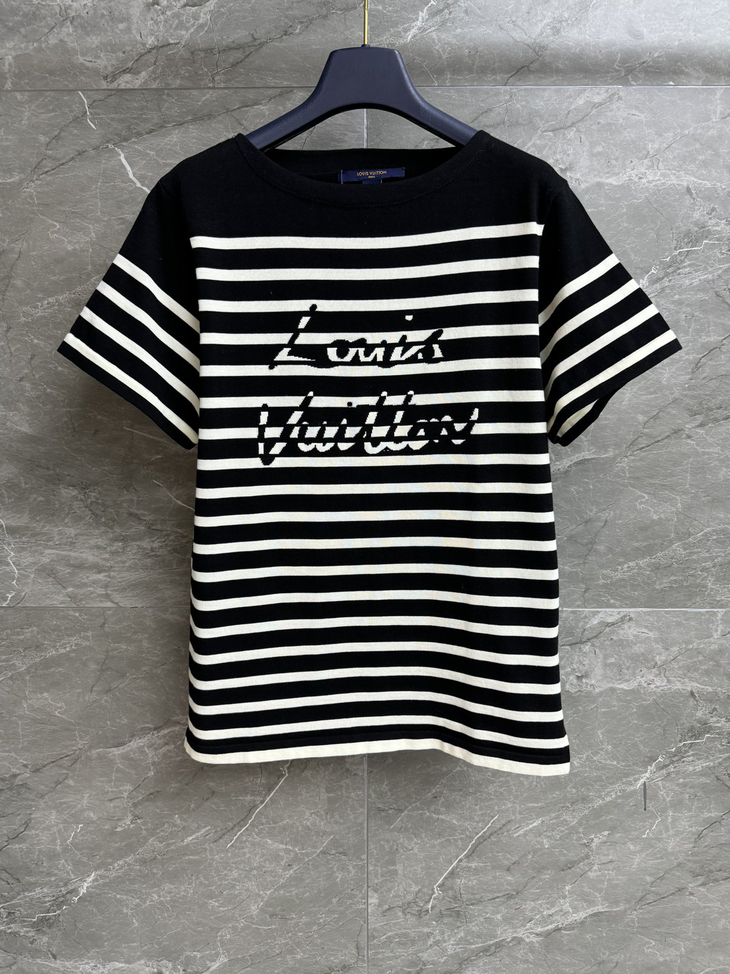 NO:448341,New summer style is available. L family striped knitted top 2025 Nautical series. Boat neck collar design. Inverse striped logo letter jacquard pattern. Simple and high-end. Cotton blended knitted fabric. Comfortable and breathable. Straight-tube style. Slim and versatile. Full trademark. Size SML,,louis vuitton,alexander wang.19860909夏季新款上新啦 L家条纹针织上衣 2025航海系列 船领领口设计 反色条纹标识字母提花图案 简约又高级 棉质混纺针织面料 舒适透气 直筒版型 上身显瘦又百搭 商标齐全 尺码SML,,louis vuitton,alexander wang,Women's clothing