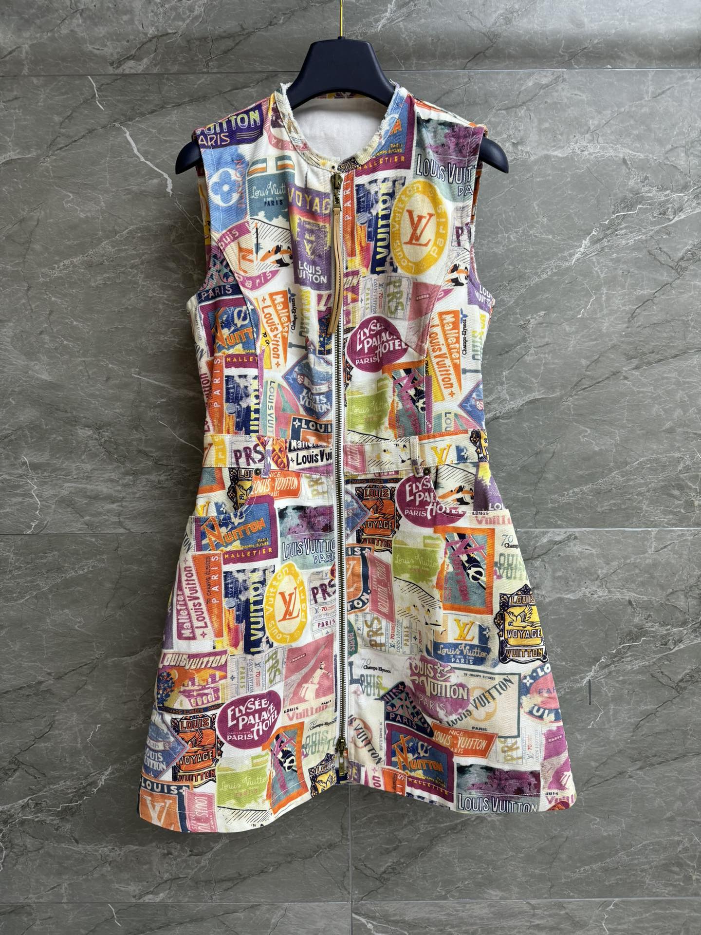 NO:441084,The higher version is shipped!  L family flying seal dress 2025 summer series round neck double zipper design color flying seal pattern retro fashionable high-end cotton gadardine fabric crisp and stylish A-line dress style upper body looks slim and elegant Customized hardware accessories Full trademark size SML,,louis vuitton, skirts,alexander wang19860909高版本出货啦！ L家飞行印章连衣裙 2025夏季系列 圆领双拉链设计 彩色飞行印章图案 复古时髦高级 采用棉质华达呢面料 挺括有型 A字连衣裙版型 上身显瘦又气质 定制对版五金配件 商标齐全 尺码SML,,louis vuitton,skirts,alexander wang,Women's clothing