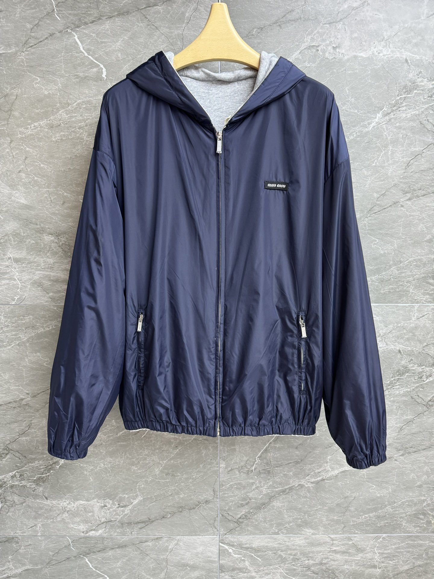 NO:455848,The new model in early autumn is available. Miu double-sided jacket. 2025 autumn and winter series. Hooded zipper design. Double-sided wearable. One side is sweatshirts and cotton. The other side is recycled polyester silk fabric. Casual and fashionable. Loose style. The upper body looks slim and versatile. Full trademark. Size SMl,,miumiu,hoodie,sweatshirts,jackets & coats,hats,alexander wang.19860909早秋新款上新啦 miu双面穿外套 2025秋冬系列 连帽拉链设计 双面可穿 一面是卫衣棉 一面是再生聚酯丝绸面料 休闲时髦高级 宽松版型 上身显瘦又百搭 商标齐全 尺码SMl,,miumiu,hoodie,sweatshirts,jackets & coats,hats,alexander wang,Women's clothing