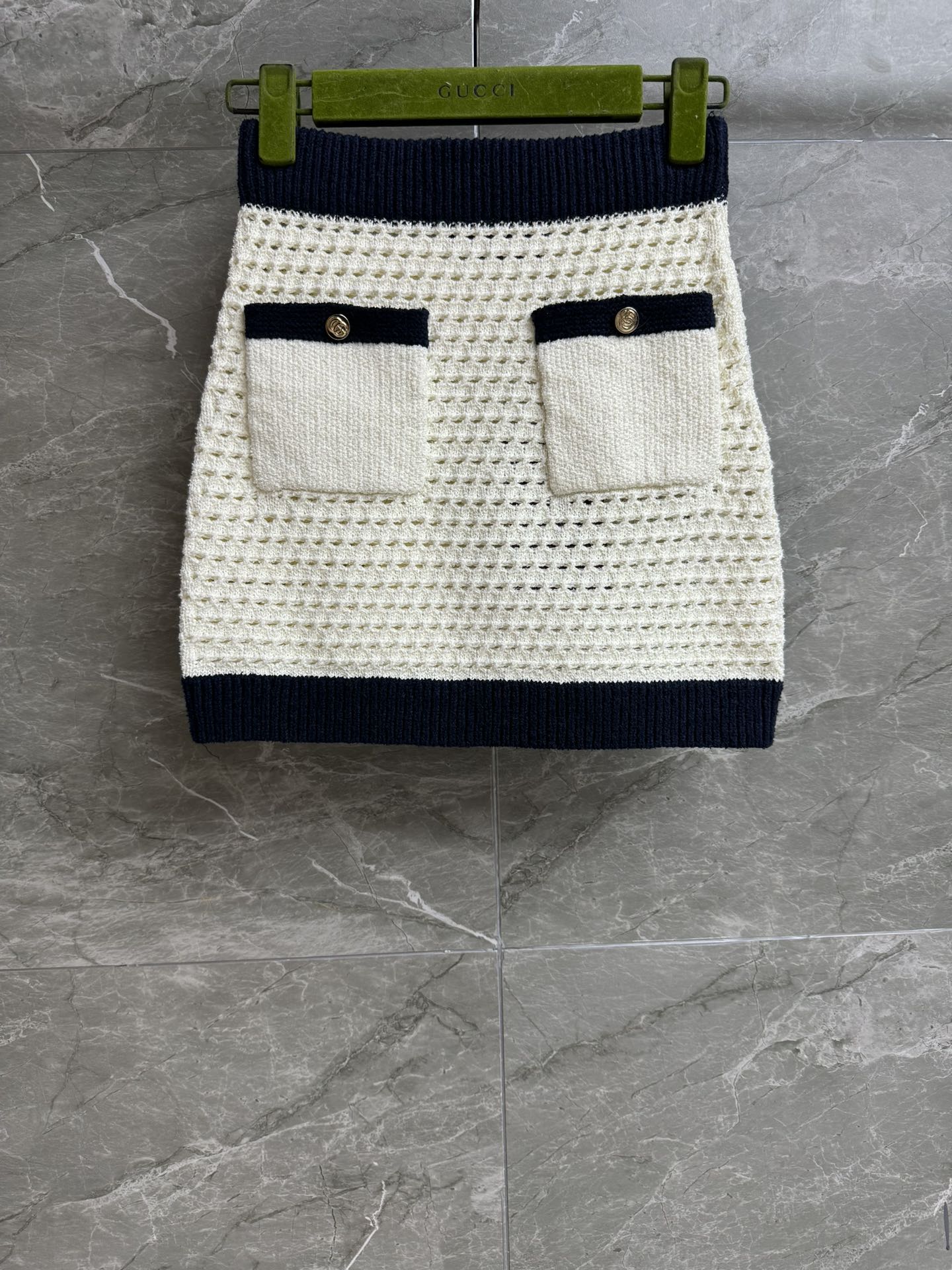 NO:443400,New models for early autumn are available. G-home crochet skirt. 2025 early autumn series. Elastic elastic waist. Navy blue contrast piping. Gold tone double G button embellishment. Exquisite and fashionable. Cotton crochet fabric. Soft and comfortable. A-line skirt style. Slim and temperament. Full trademark. Size SMLxl,,gucci,skirts,alexander wang.19860909早秋新款上新啦 G家钩织半裙 2025早秋系列 松紧弹力腰头 海军蓝撞色滚边 金色调双G纽扣点缀 精致时髦洋气 棉质钩织面料 柔软舒适 A字裙版型 上身显瘦又气质 商标齐全 尺码SMLxl,,gucci,skirts,alexander wang,Women's clothing