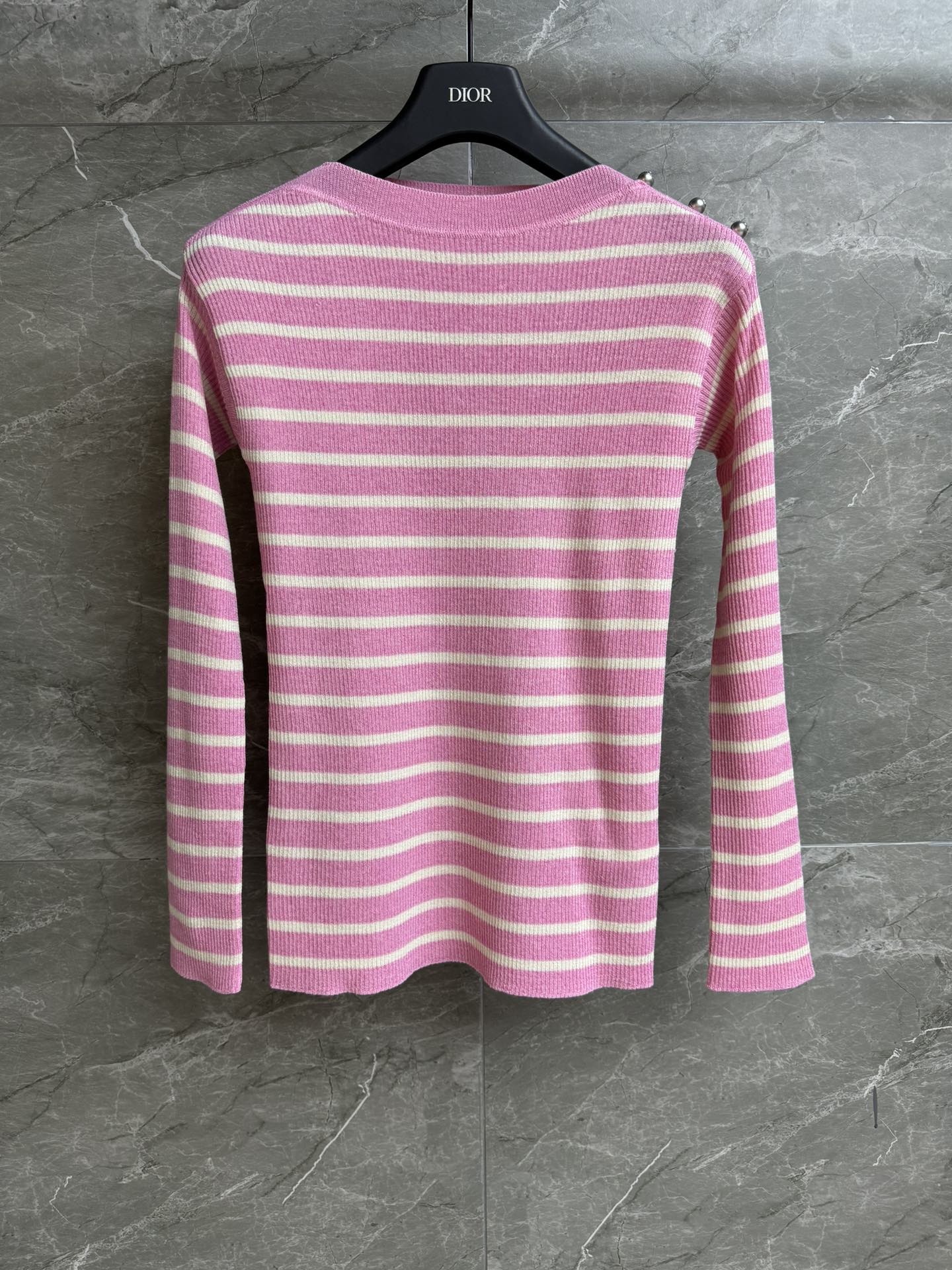 NO:439348,New early autumn style is available. D home striped shoulder button sweater 2025 early autumn series. Shoulder button opening and closing design. CD pearl button decoration. Exquisite and high-end striped color matching. Casual age-reducing. Linen-blend knitted fabric. Soft and comfortable skin-friendly. Elastic slim fit. Upper body looks slim and temperament. Full trademark. Size SML,,dior,sweaters,alexander wang.19860909早秋新款上新啦 D家条纹肩扣毛衣 2025早秋系列 肩扣开合设计 CD珍珠扣装饰 精致高级 条纹配色休闲减龄 亚麻混纺针织面料 柔软舒适亲肤 弹力修身版型 上身显瘦又气质 商标齐全 尺码SML,,dior,sweaters,alexander wang,Women's clothing