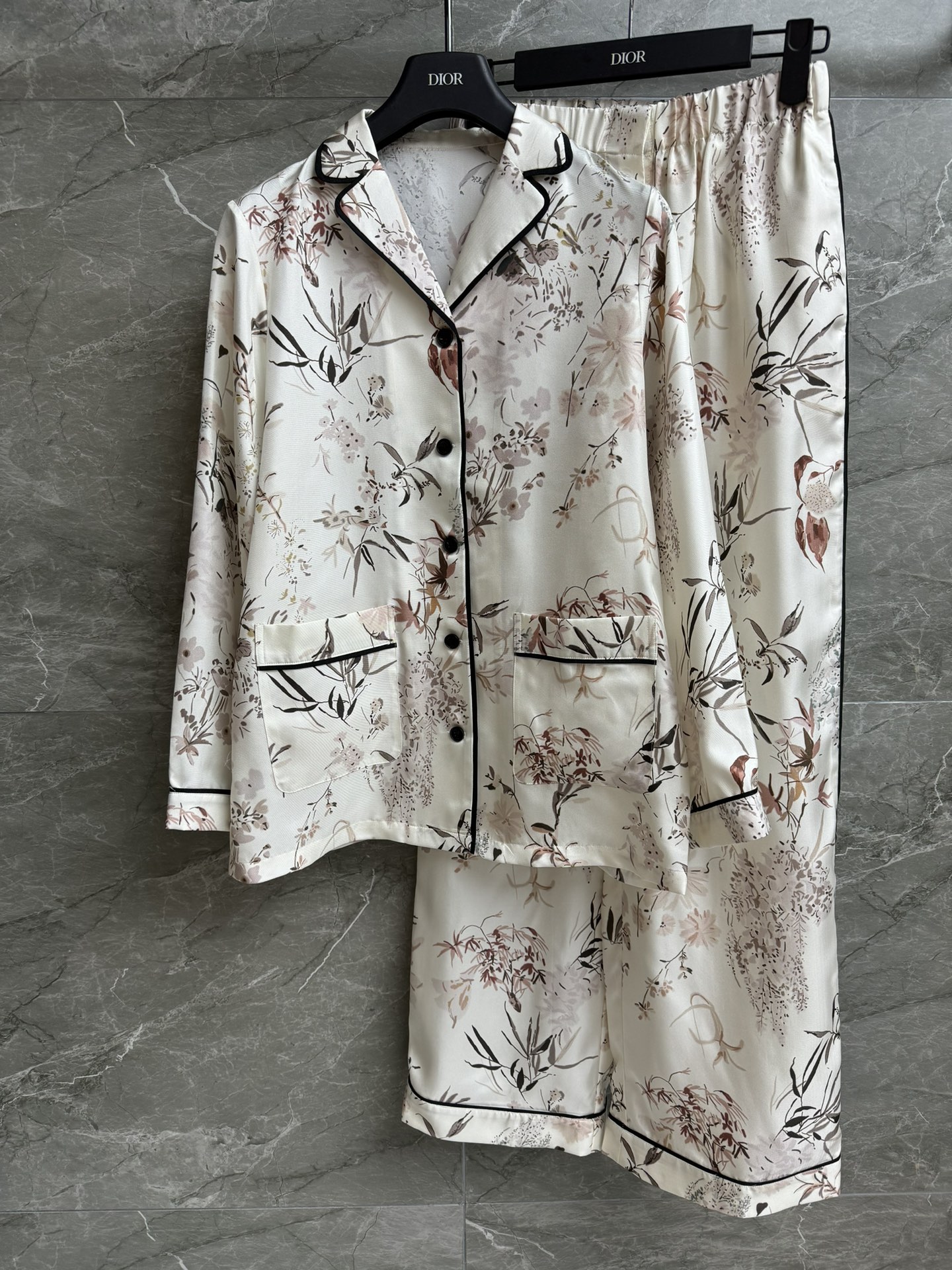 NO:446089,New early autumn styles are shipped. D Home Floral Silk Set. Early autumn series. Exquisite edge-contrast color design. More contoured lines. Soft tone floral patterns. Cold and high-end. Custom twill silk silk fabric. Comfortable and skin-friendly. Super texture. Loose style. A set of top body casual and exquisite lazy. Full trademark. Size SML,,dior, real silk,alexander wang.19860909早秋新款出货啦 D家花卉真丝套装 早秋系列 精致包边撞色设计 更显轮廓线条感 柔和色调的花卉图案 清冷高级 定制斜纹绸真丝面料 舒适亲肤 超有质感 宽松版型 一套上身休闲精致慵懒十足 商标齐全 尺码SML,,dior,real silk,alexander wang,Women's clothing