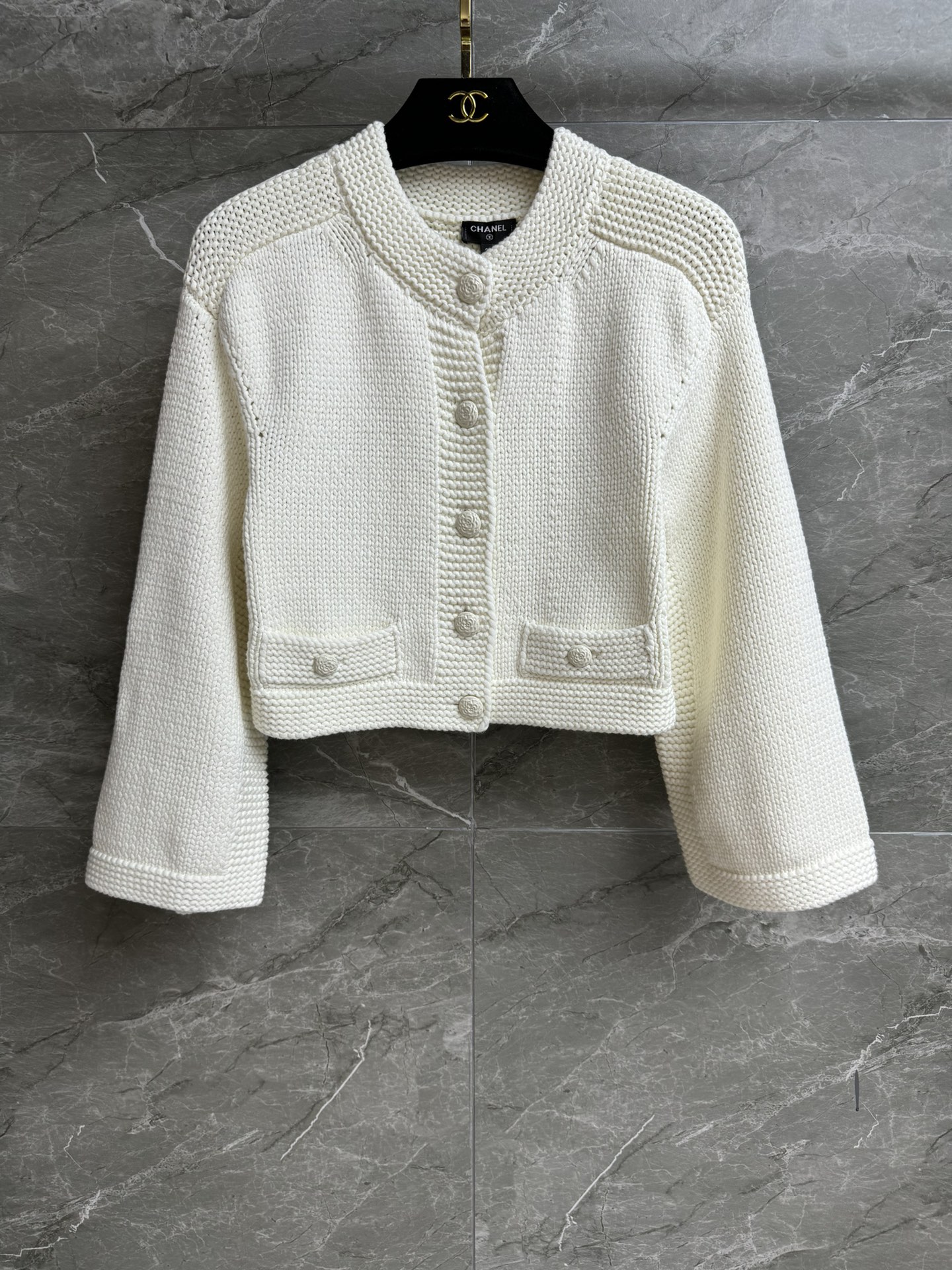 NO:437689,High-end version shipped Xiangjia thick-needle crochet cardigan 2025 handicraft workshop series round neck single-breasted design camellia logo button decoration embellishment thick-needle crochet craft high-end fashionable custom cotton yarn crisp comfortable texture short style upper body slim and temperament Full trademark with cloth bag Size SML, chanel, alexander wang19860909高版本出货啦 香家粗针钩织开衫 2025手工坊系列 圆领单排扣设计 山茶花logo纽扣装饰点缀 粗针钩织工艺 高级时髦 定制棉质纱线 挺括舒适有质感 短款版型 上身显瘦又气质 商标齐全 配有布袋 尺码SML,,chanel,alexander wang,Women's clothing