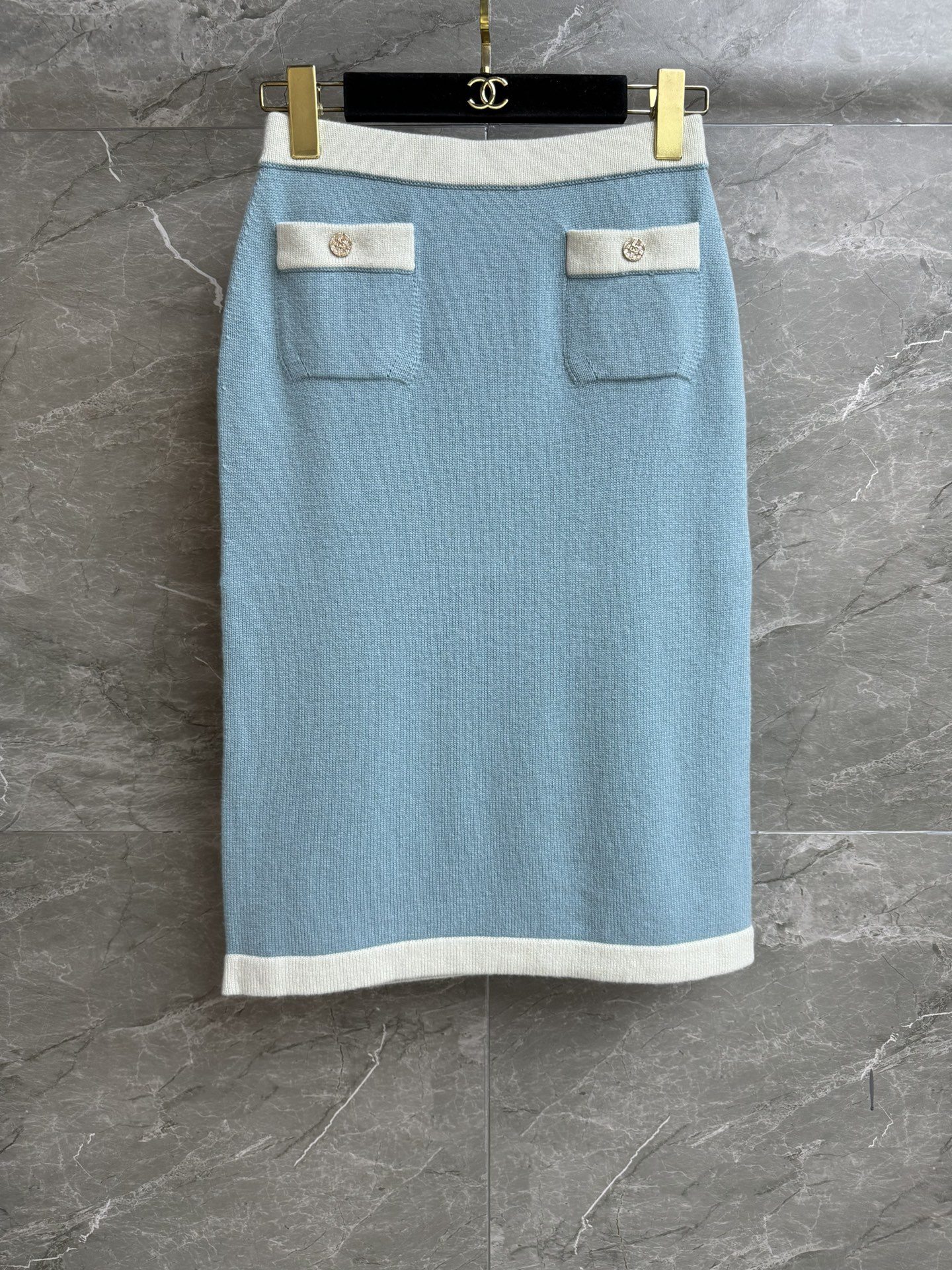 NO:437702,New models for early autumn are shipped. Xiangjia color-blocking skirt. 25 high-end handicraft workshop series. Elastic elastic waist. Contrast color splicing design. Fashionable and age-reducing cashmere knitted fabric. Soft and comfortable. Mid-length hip-blocking skirt style. The upper body looks slim and temperament. Full trademark size SML, chanel, skirts, alexander wang.19860909早秋新款出货啦 香家拼色半身裙 25高级手工坊系列 松紧弹力腰头 撞色拼接设计 配色时髦减龄 羊绒针织面料 柔软舒适 中长款包臀裙版型 上身显瘦又气质 商标齐全 尺码SML,,chanel,skirts,alexander wang,Women's clothing