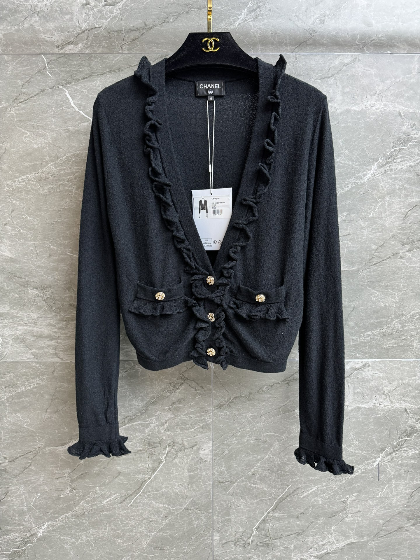 NO:438662,New models are shipped in early autumn. Xiangjia ruffled cardigan 2025 Handicraftshop series. Temperament V-neck neckline. Exquisite diamond buckle embellishment. French ruffled lace design. Elegant and fashionable. Custom knitted fabric. Soft and comfortable. Short style. Slim and temperament on the upper body. Full trademark. Size SML, chanel, alexander wang.19860909早秋新款出货啦 香家荷叶边开衫 2025手工坊系列 气质V领领口 精致钻扣点缀 法式荷叶花边设计 优雅时髦贵气十足 定制针织面料 柔软舒适 短款版型 上身显瘦又气质 商标齐全 尺码SML,,chanel,alexander wang,Women's clothing