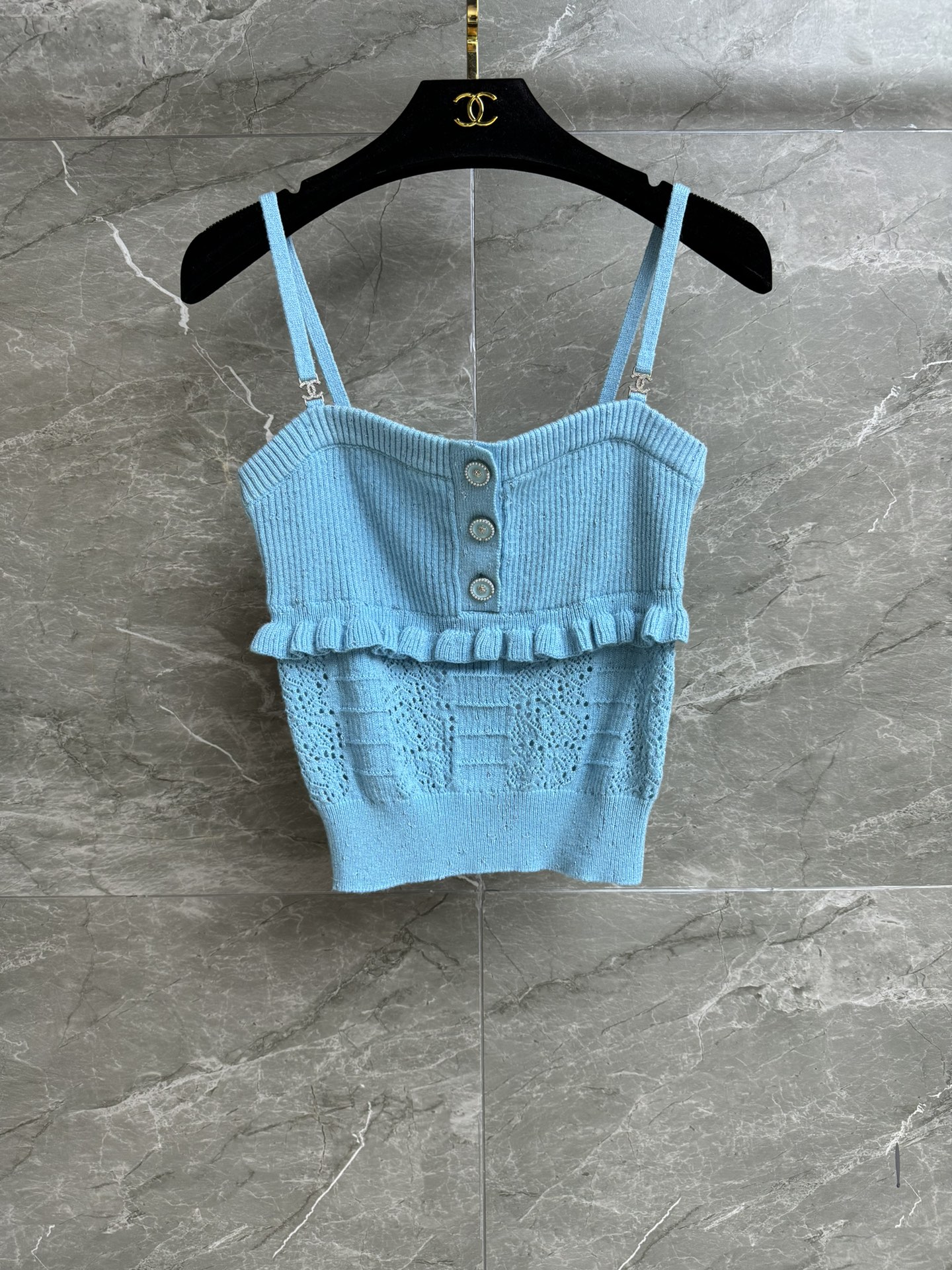 NO:438665,New models are shipped in early autumn. Xiangjia strap suspender vest. 2025 Handicraftshop series. Rhinestone logo decorative shoulder straps. Three-dimensional lace matching with hollow patterns. Bright silk knitted embellishment. Exquisite and fashionable. Custom knitted fabric. Comfortable and skin-friendly. Elastic slim fit. The upper body looks slim and fashionable. Full trademark. Size SML, chanel, alexander wang.19860909早秋新款出货啦 香家抹胸吊带背心 2025手工坊系列 水钻logo装饰肩带 立体花边搭配镂空图案 亮丝编织点缀 精致时髦 定制针织面料 舒适亲肤 弹力修身版型 上身显瘦又时髦 商标齐全 尺码SML,,chanel,alexander wang,Women's clothing